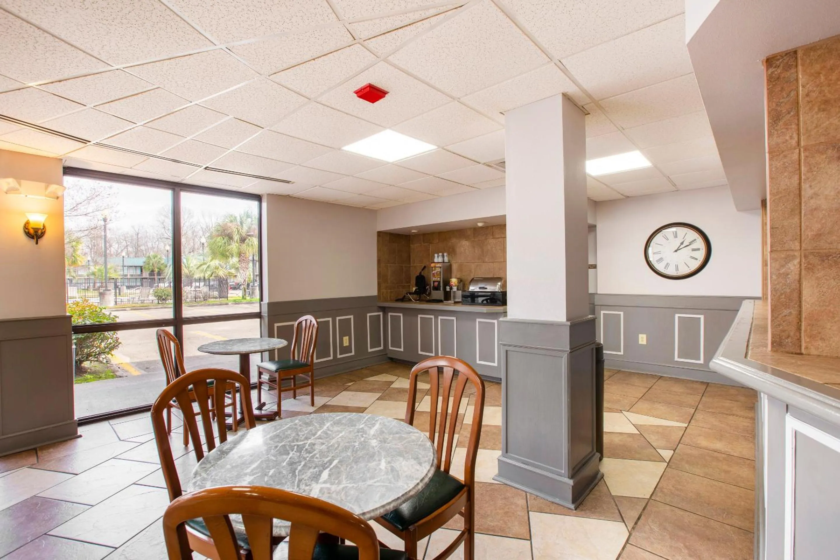 Dining area in Port Allen Inn