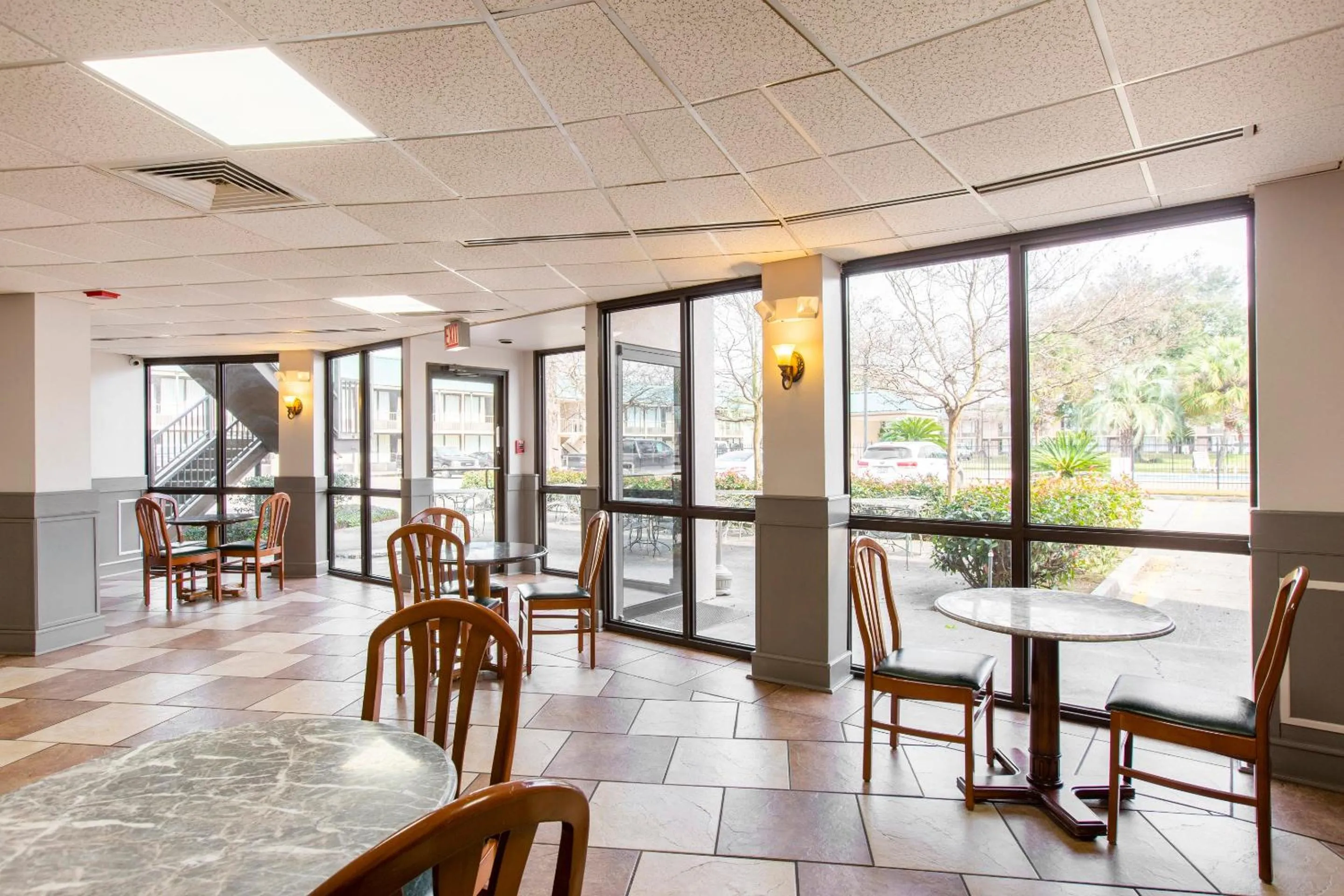 Dining area in Port Allen Inn