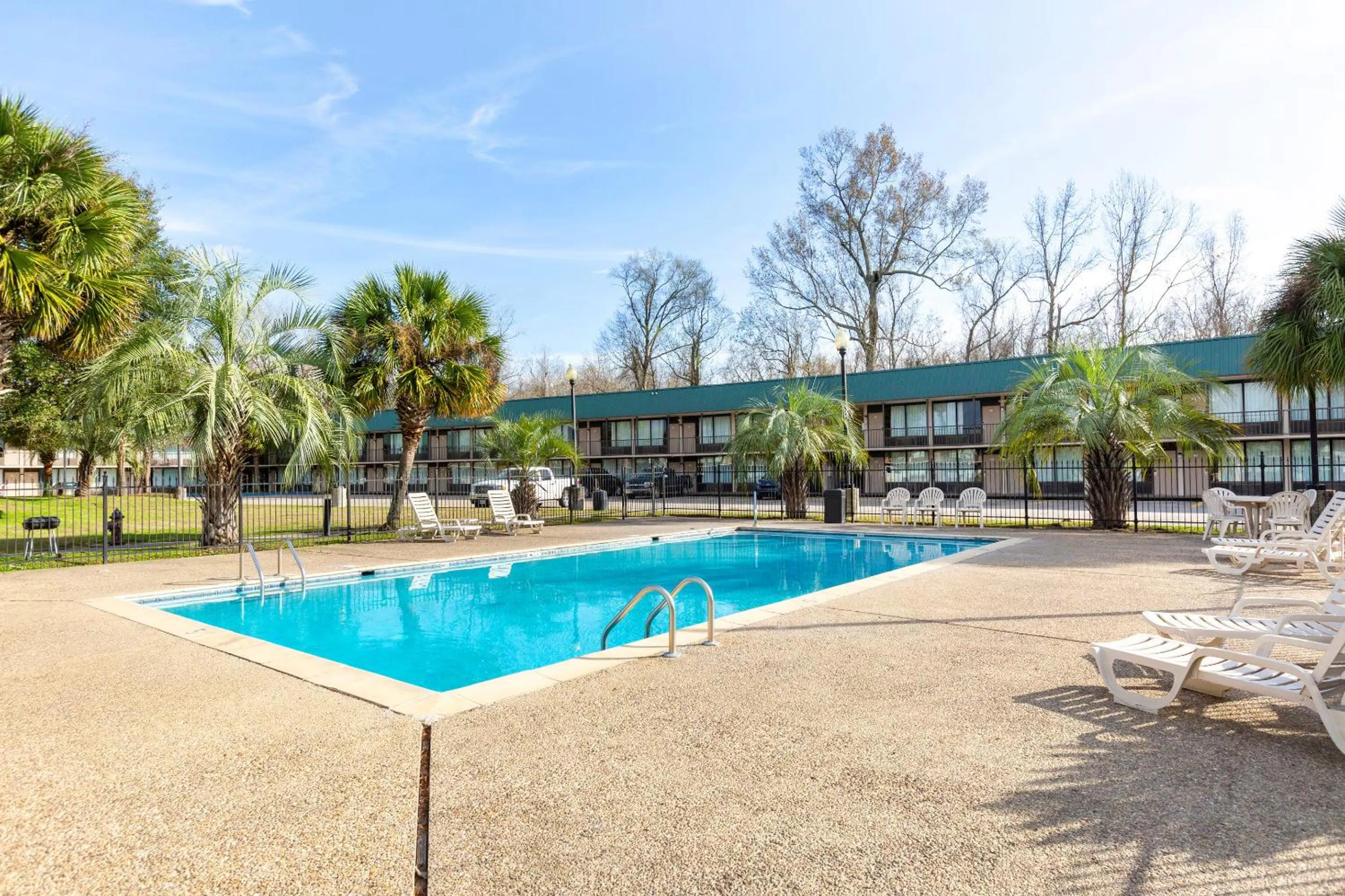 Swimming pool in Port Allen Inn
