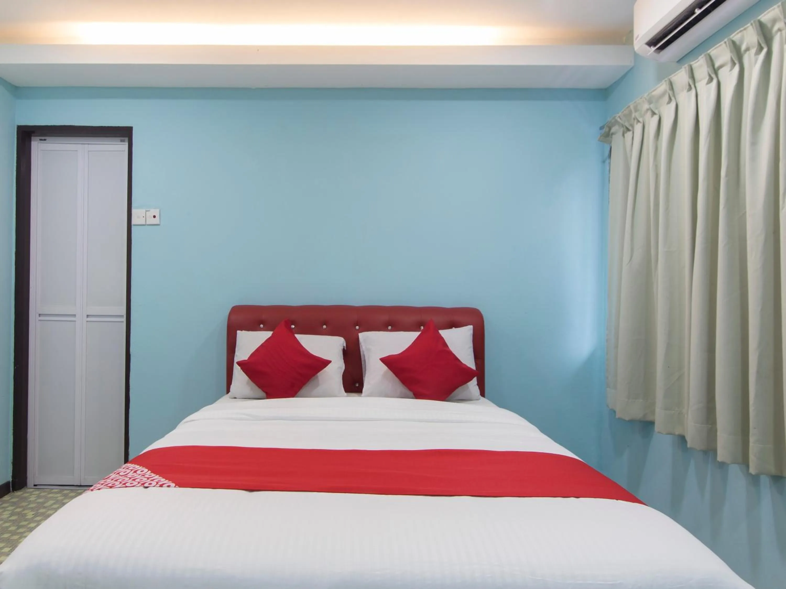 Bedroom in OYO 1136 Pd Star Hotel