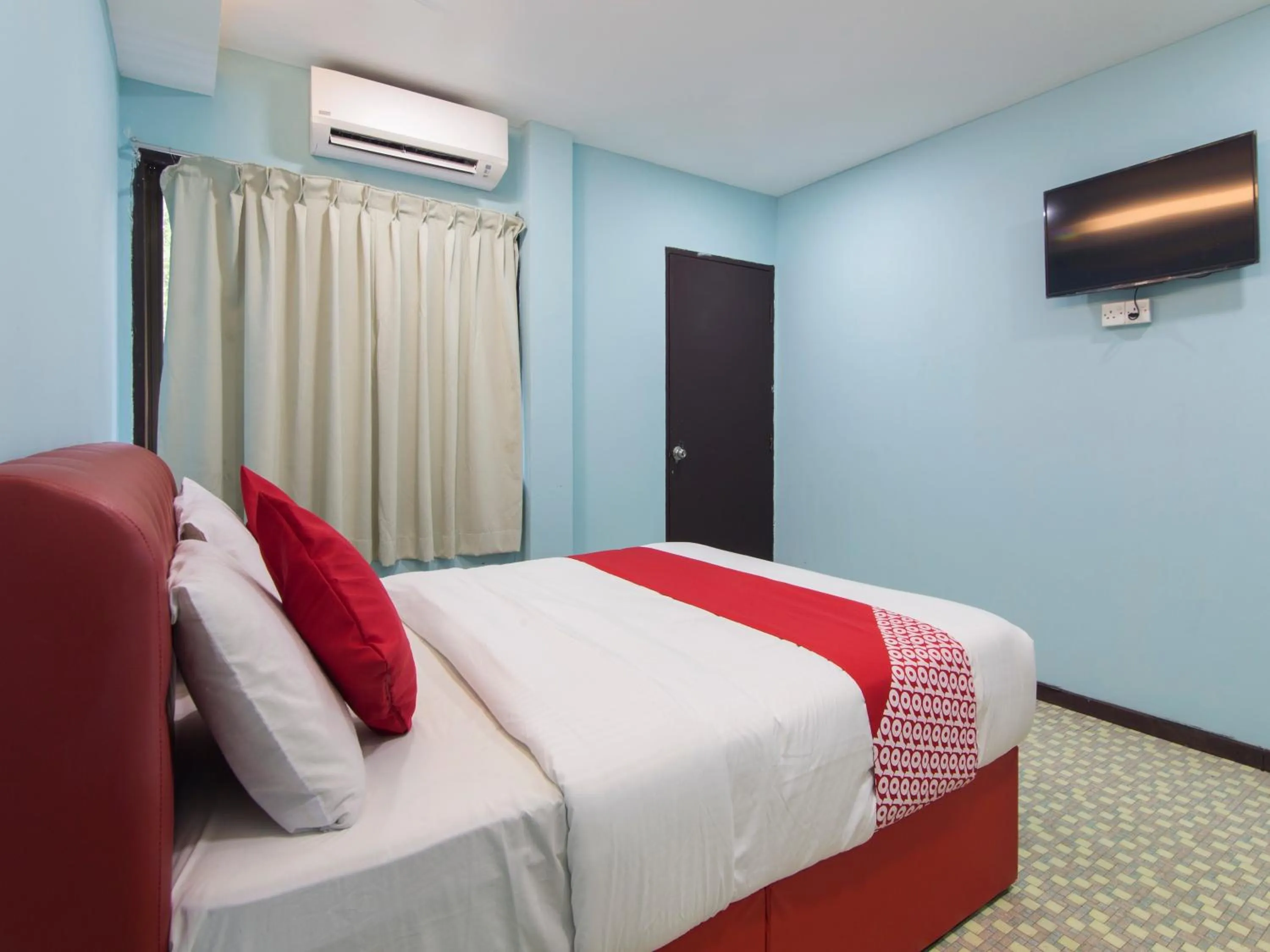 Bedroom, TV/Entertainment Center in OYO 1136 Pd Star Hotel