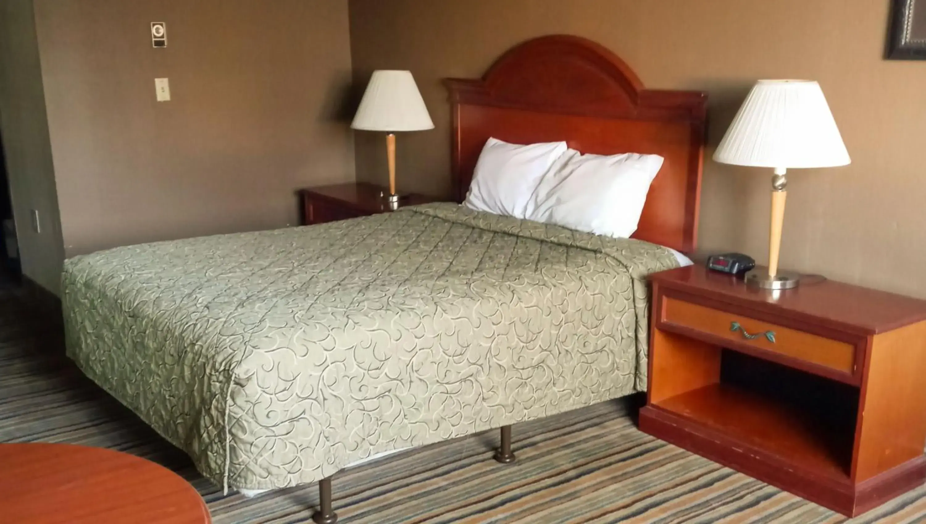 Queen Room - Disability Access in The La Grande Inn Queen Room - Disability Access in The La Grande Inn