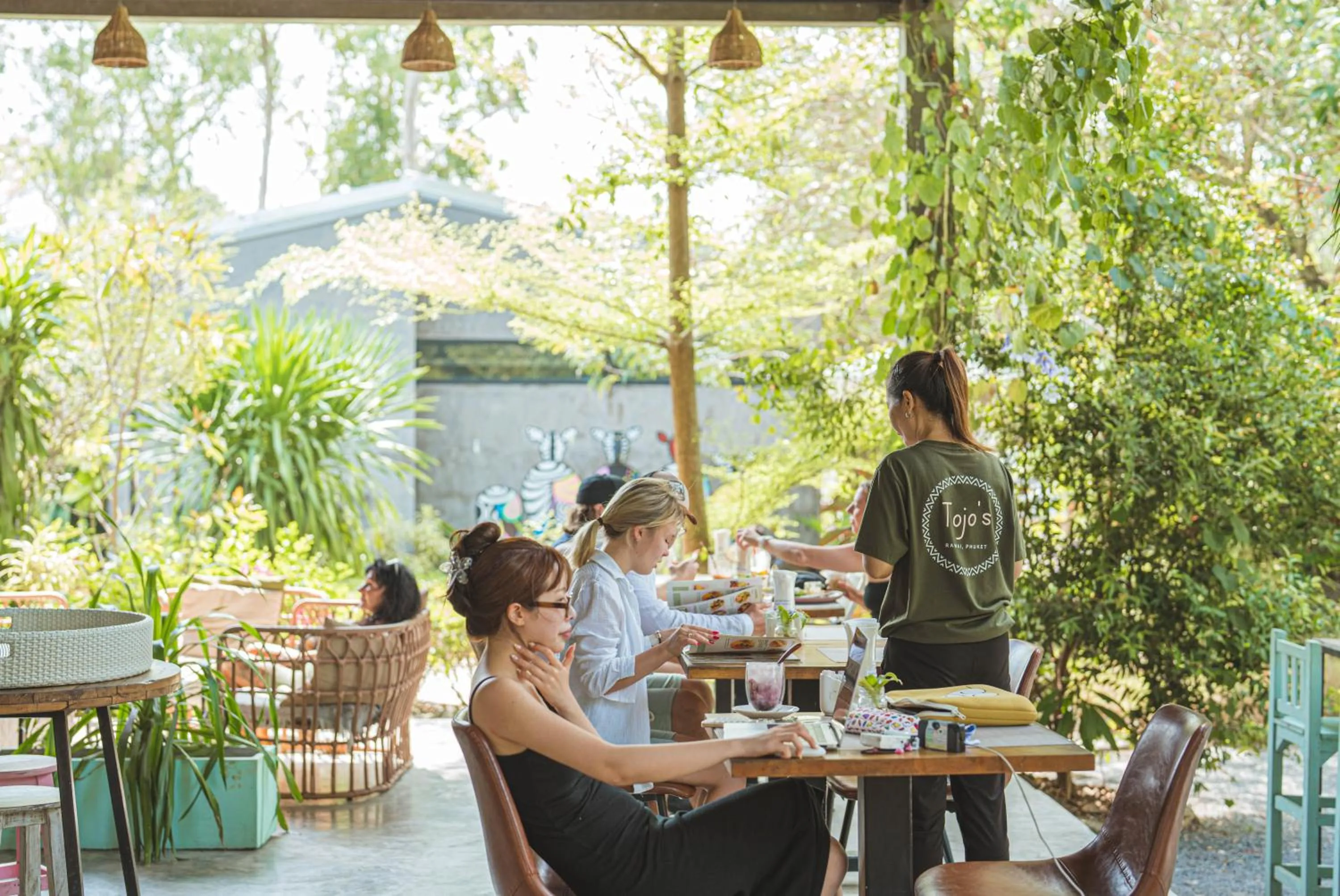 Restaurant/places to eat in Roost Glamping - SHA Certified