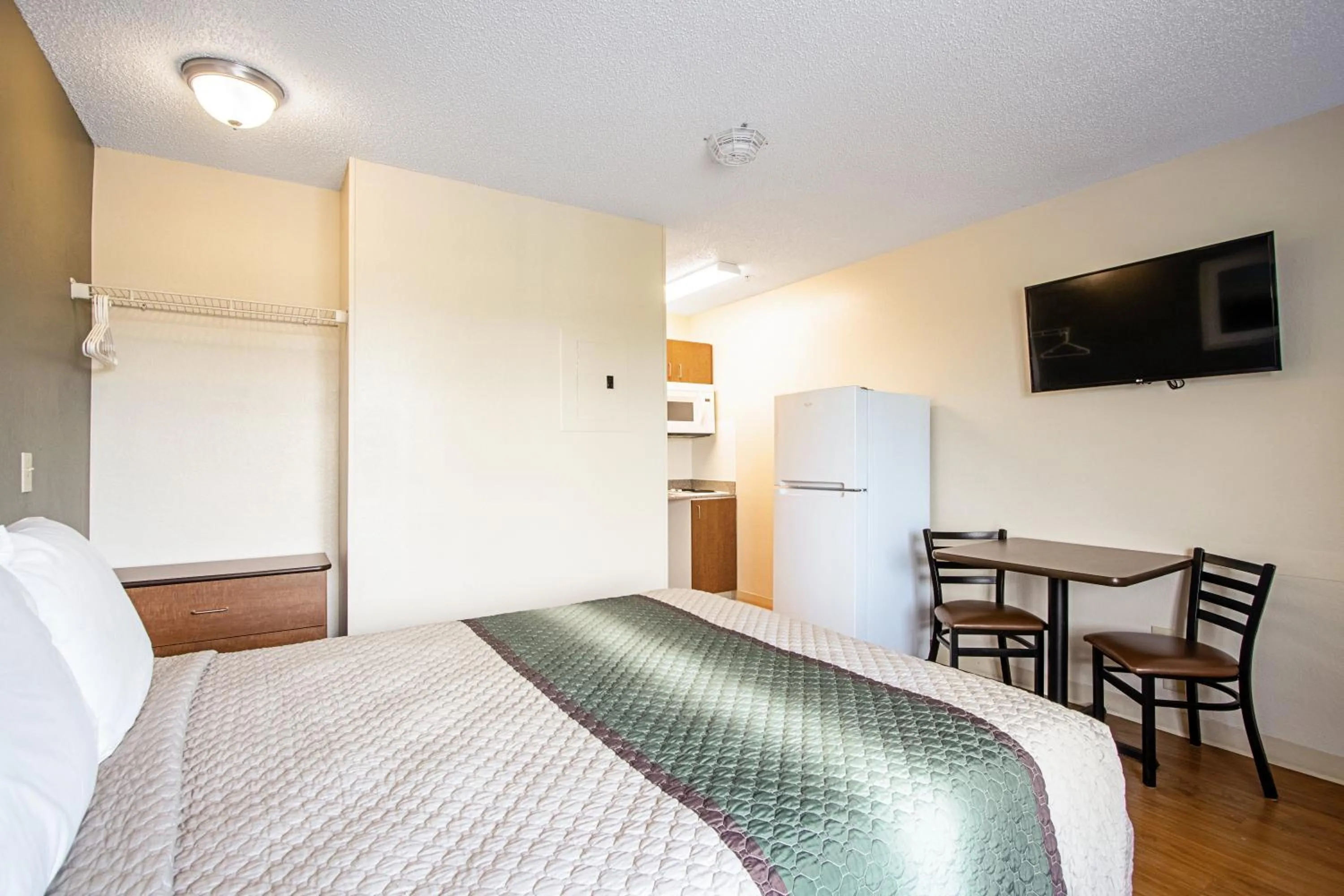 Photo of the whole room, Bed in HomeTowne Studios by Red Roof Denver - Lakewood West