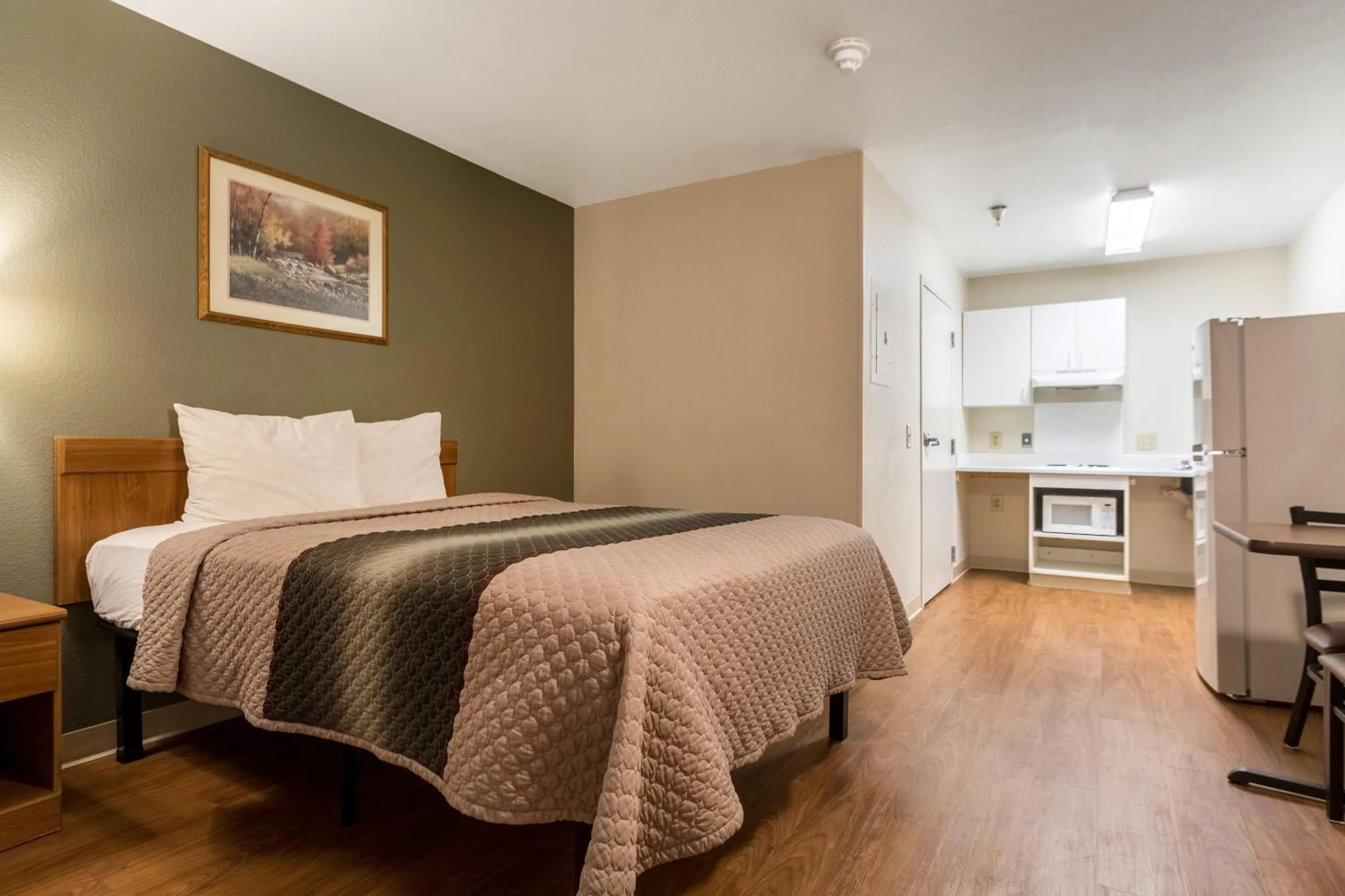 Photo of the whole room, Bed in HomeTowne Studios by Red Roof Denver - Lakewood West