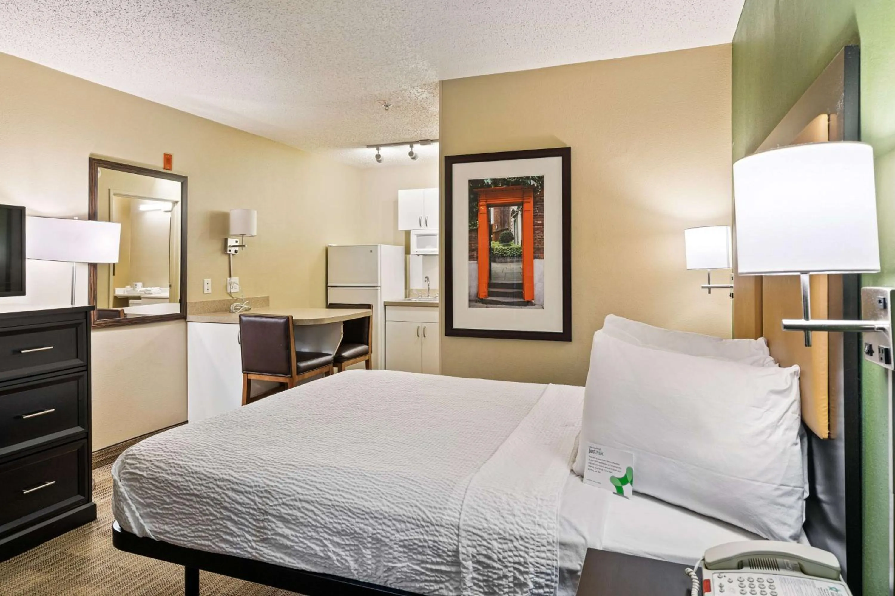 Bedroom, Bed in Extended Stay America Suites - Washington, DC - Reston