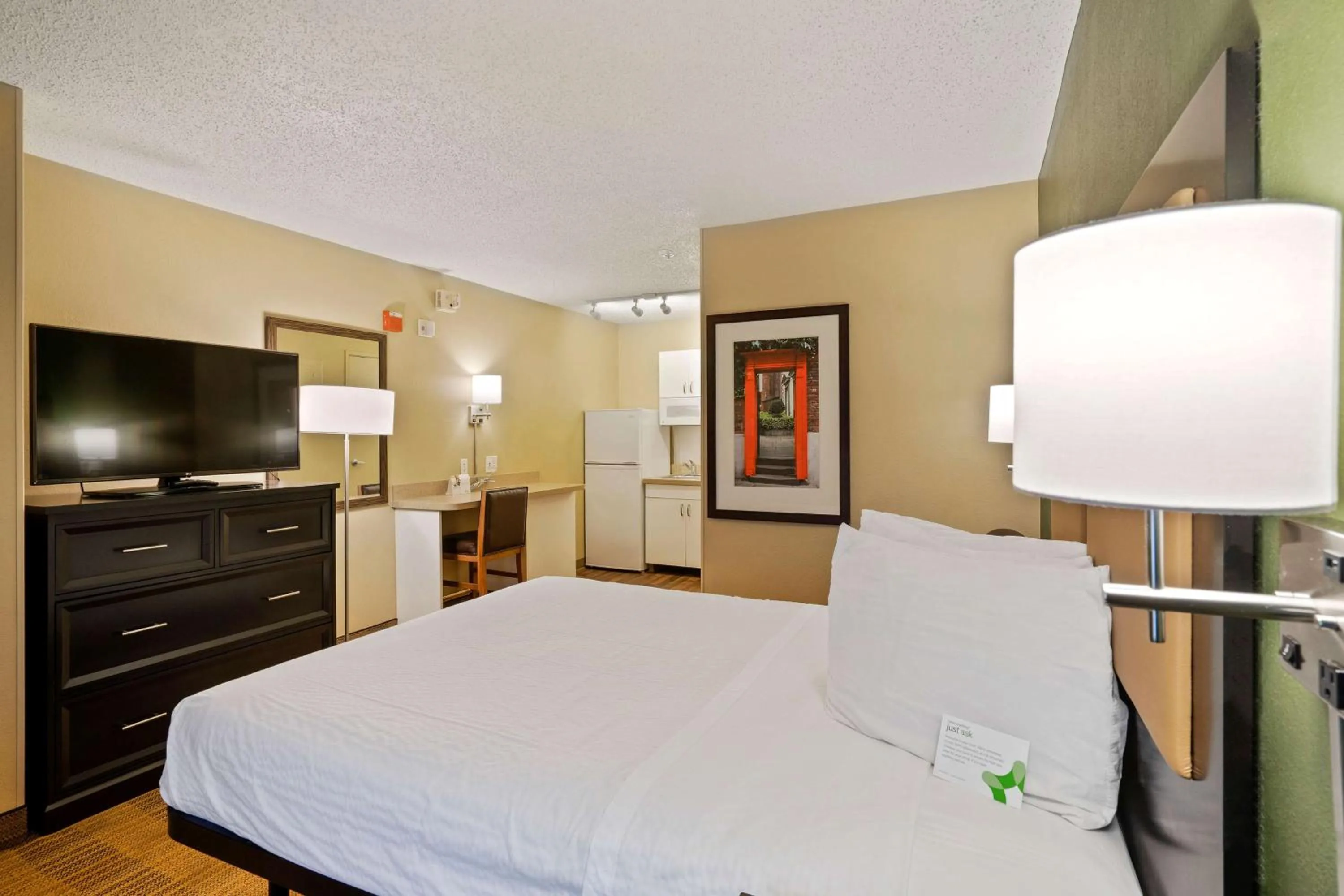 Bedroom, Bed in Extended Stay America Suites - Washington, DC - Reston