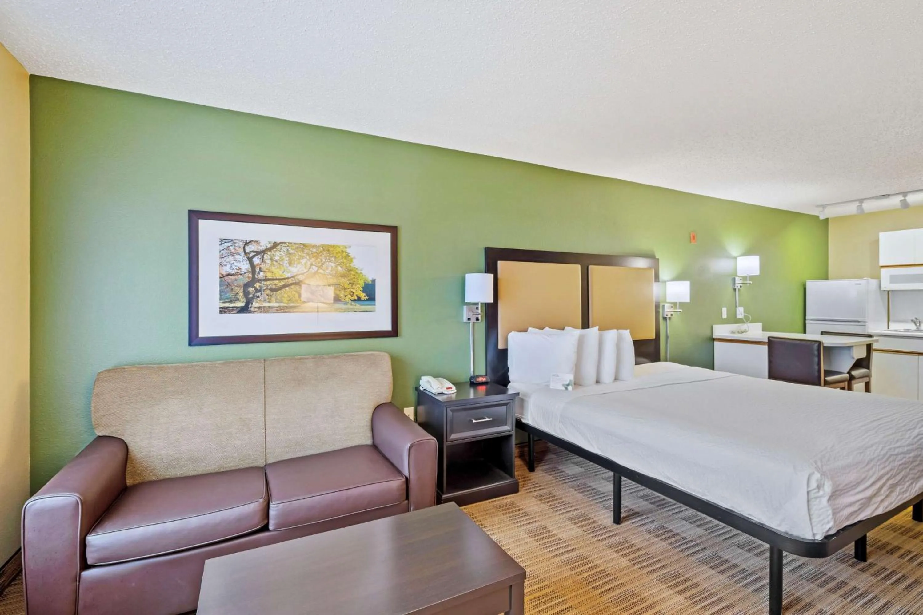 Bedroom, Bed in Extended Stay America Suites - Washington, DC - Reston