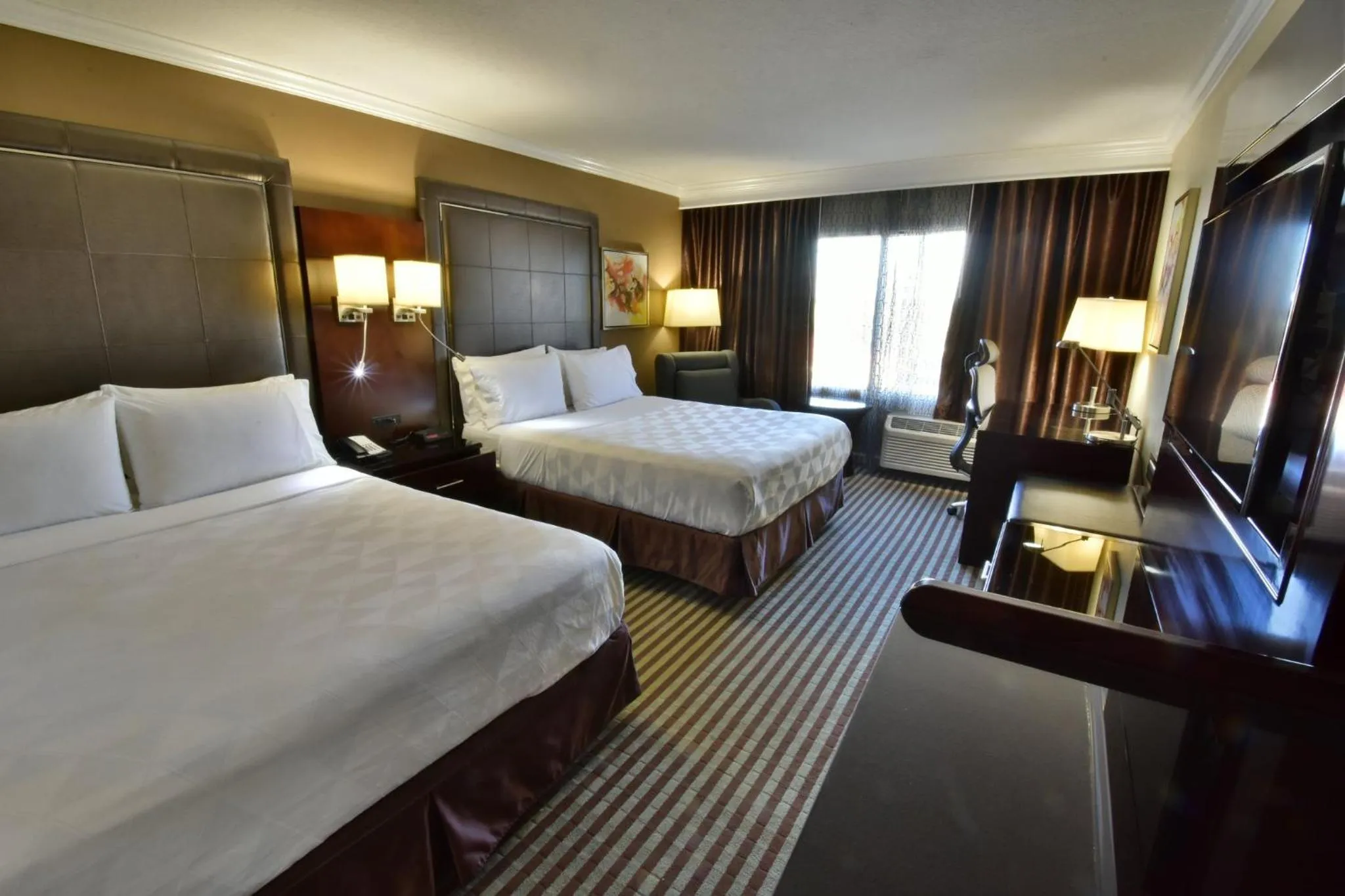 Photo of the whole room, Bed in Holiday Inn Orlando East-UCF Area by IHG