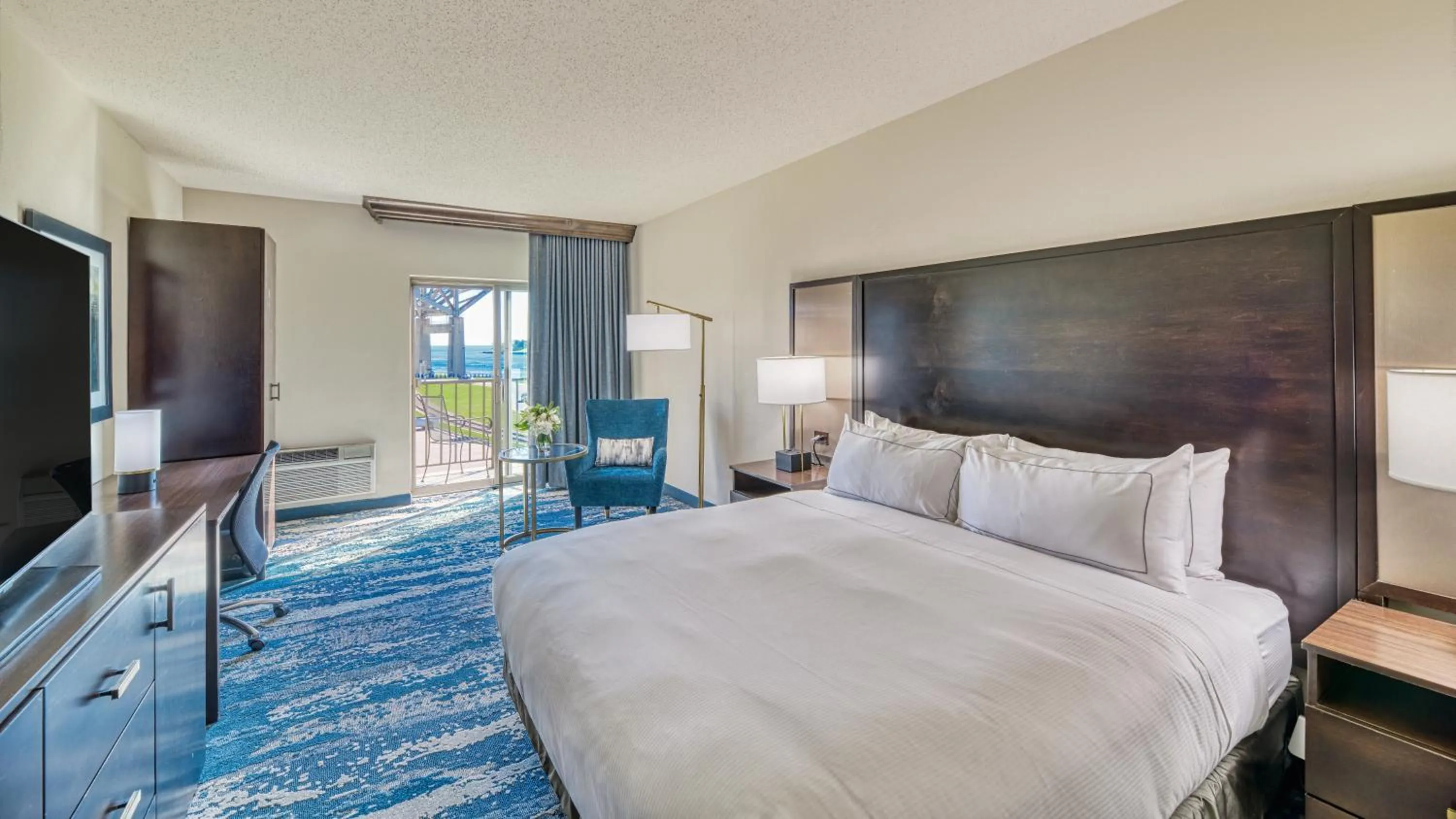 Bedroom, Bed in DoubleTree by Hilton Port Huron