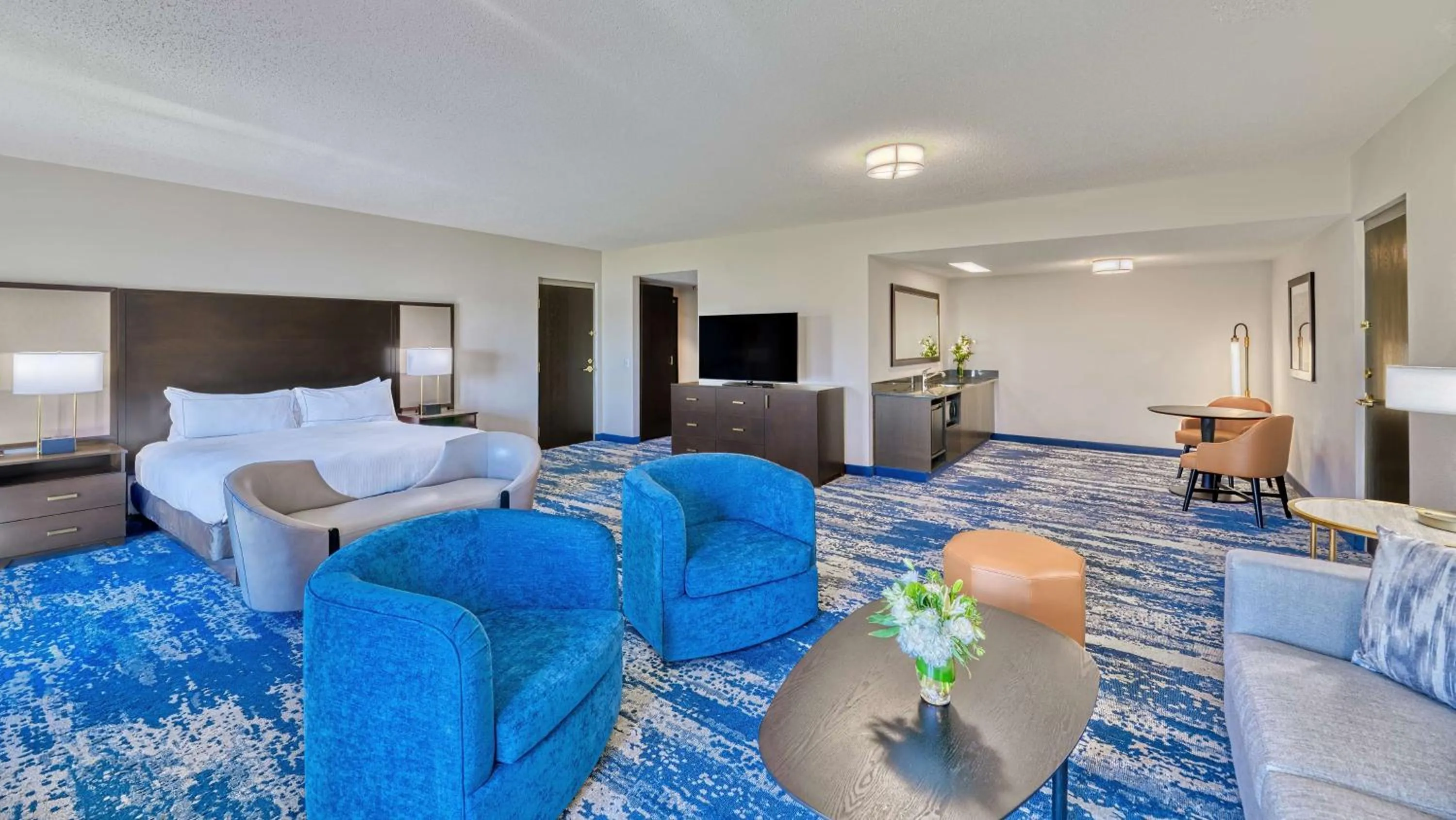 Living room, Bed in DoubleTree by Hilton Port Huron