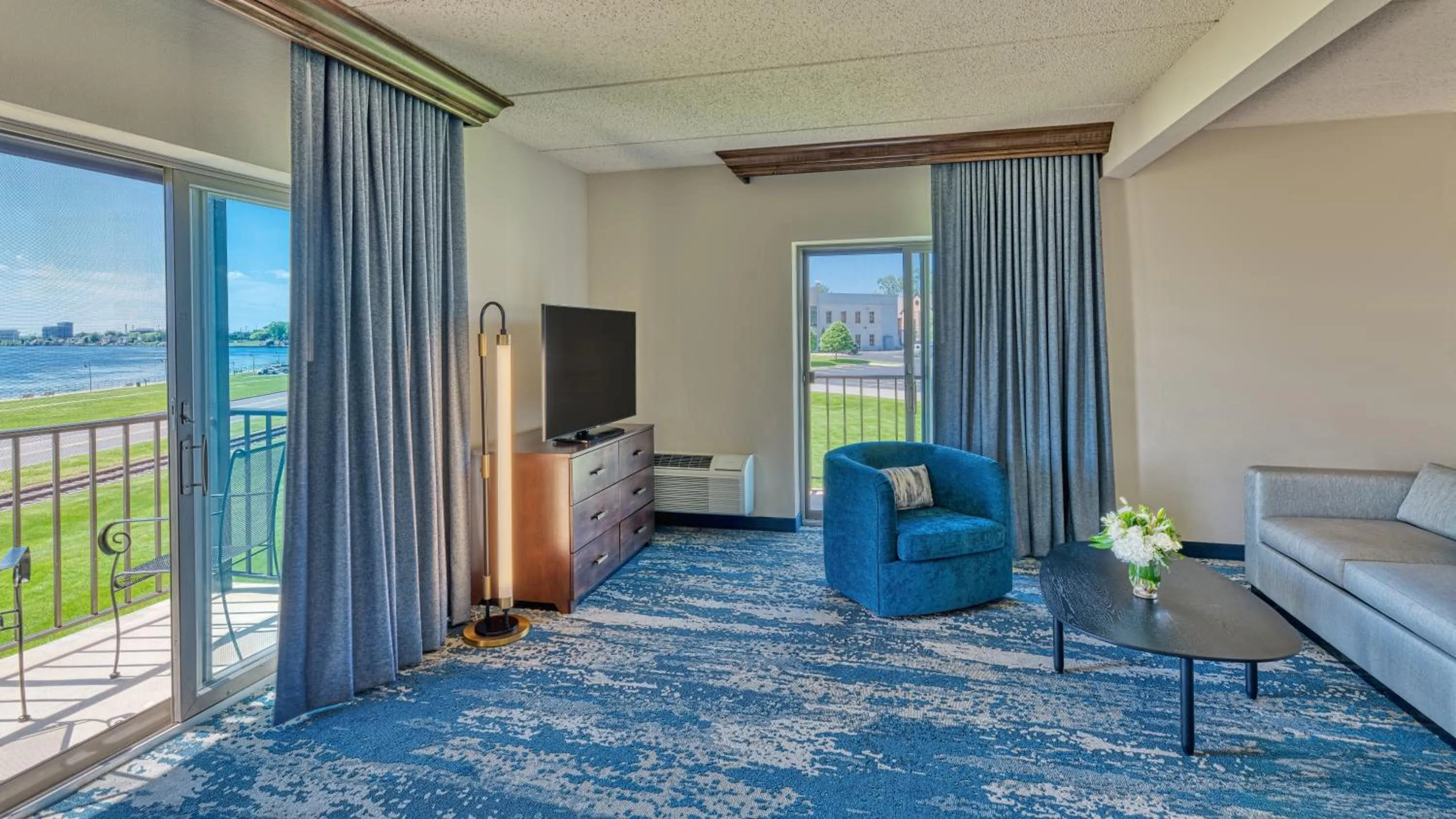 Living room in DoubleTree by Hilton Port Huron