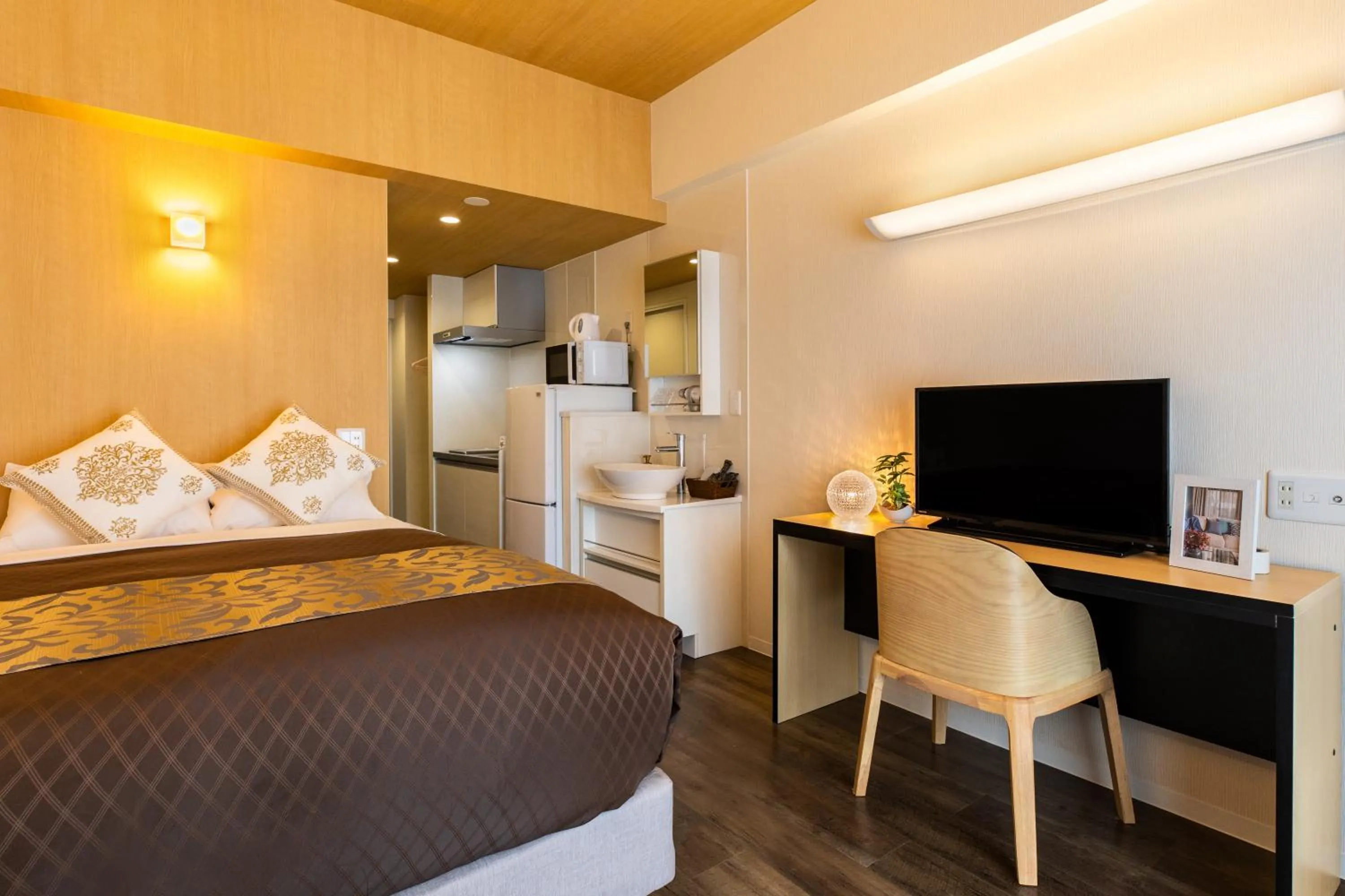 Bed, TV/Entertainment Center in Mr.KINJO Beach Side Kafu-shi