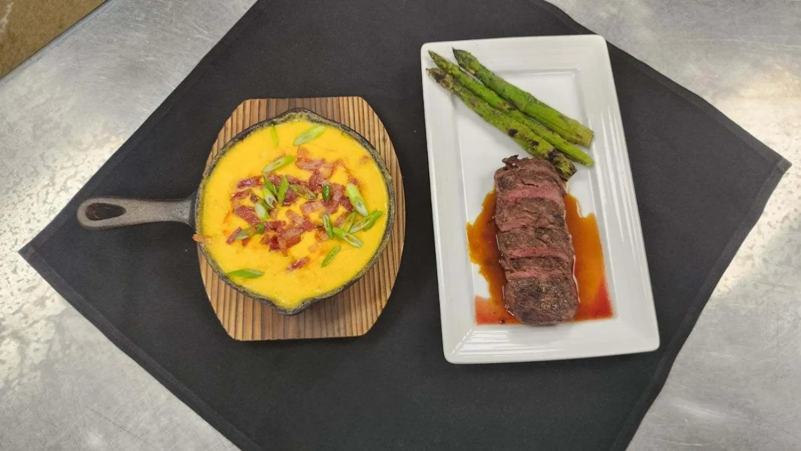 Lounge or bar in Delta Hotels by Marriott Midwest City at the Reed Conference Center