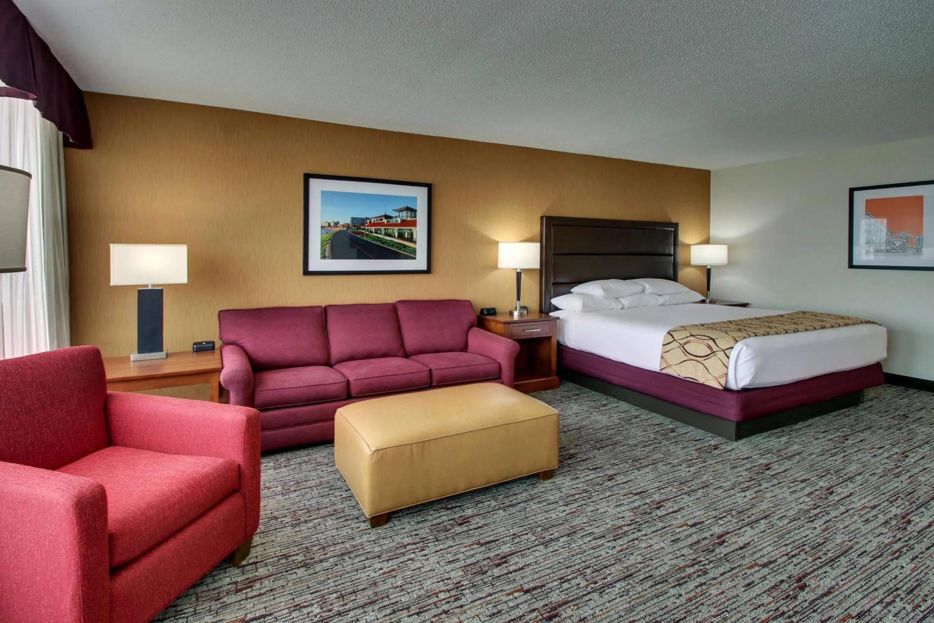 Photo of the whole room, Bed in Drury Inn & Suites Evansville East
