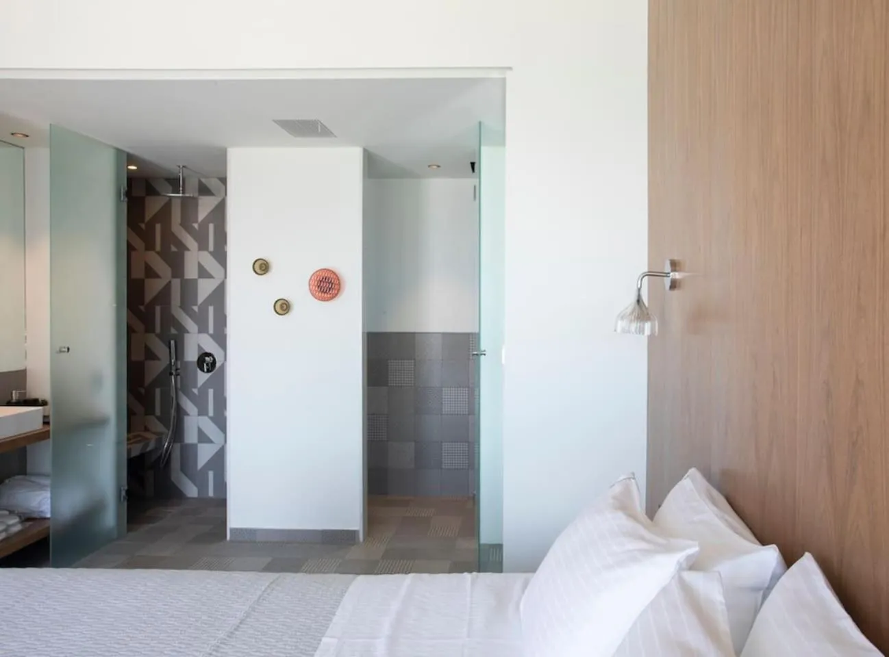 Shower, Bed in Villa Fyki