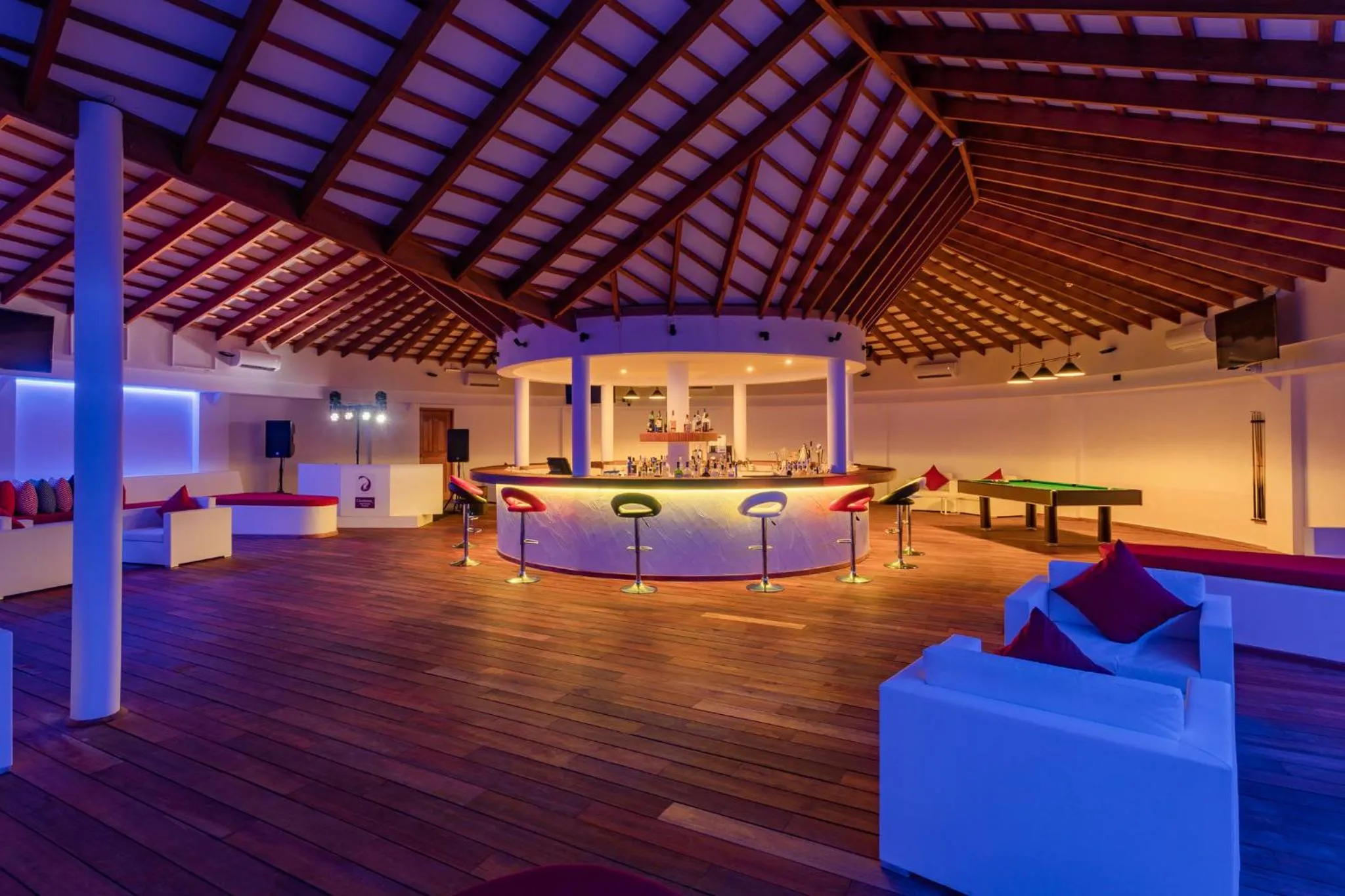 Lounge or bar in Cinnamon Velifushi Maldives