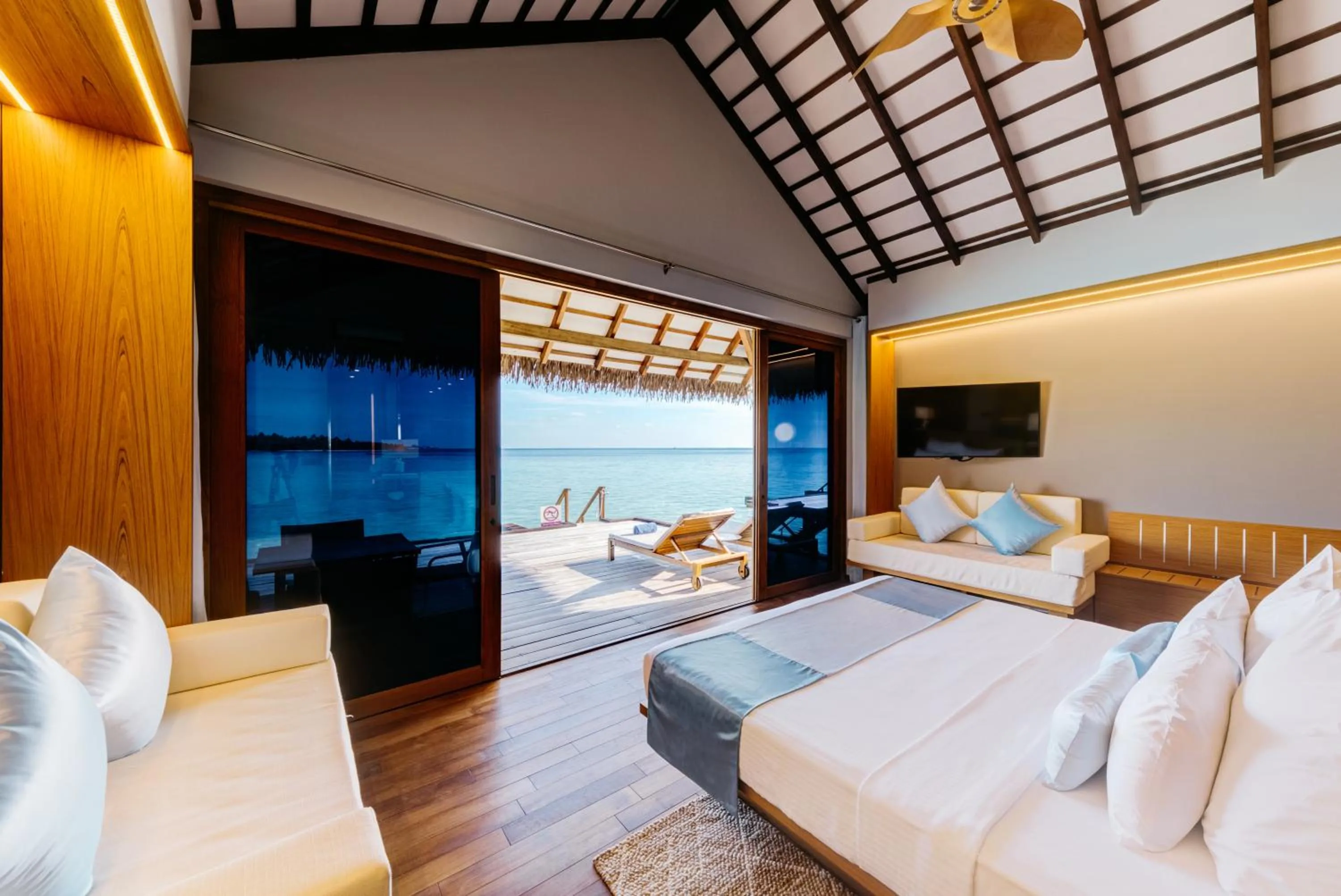Photo of the whole room, Bed in Cinnamon Velifushi Maldives