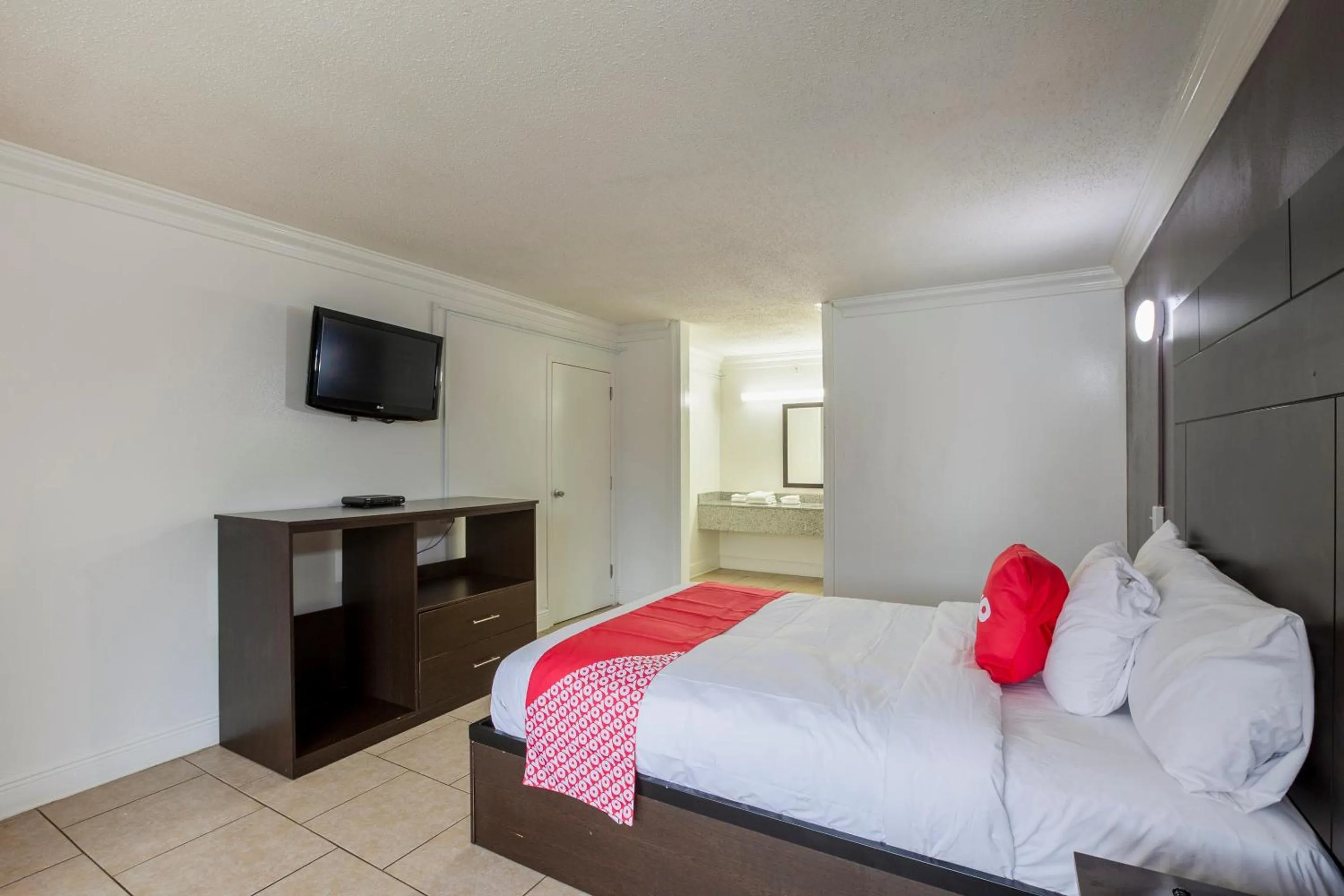 Bedroom in Travelodge by Wyndham Baton Rouge East