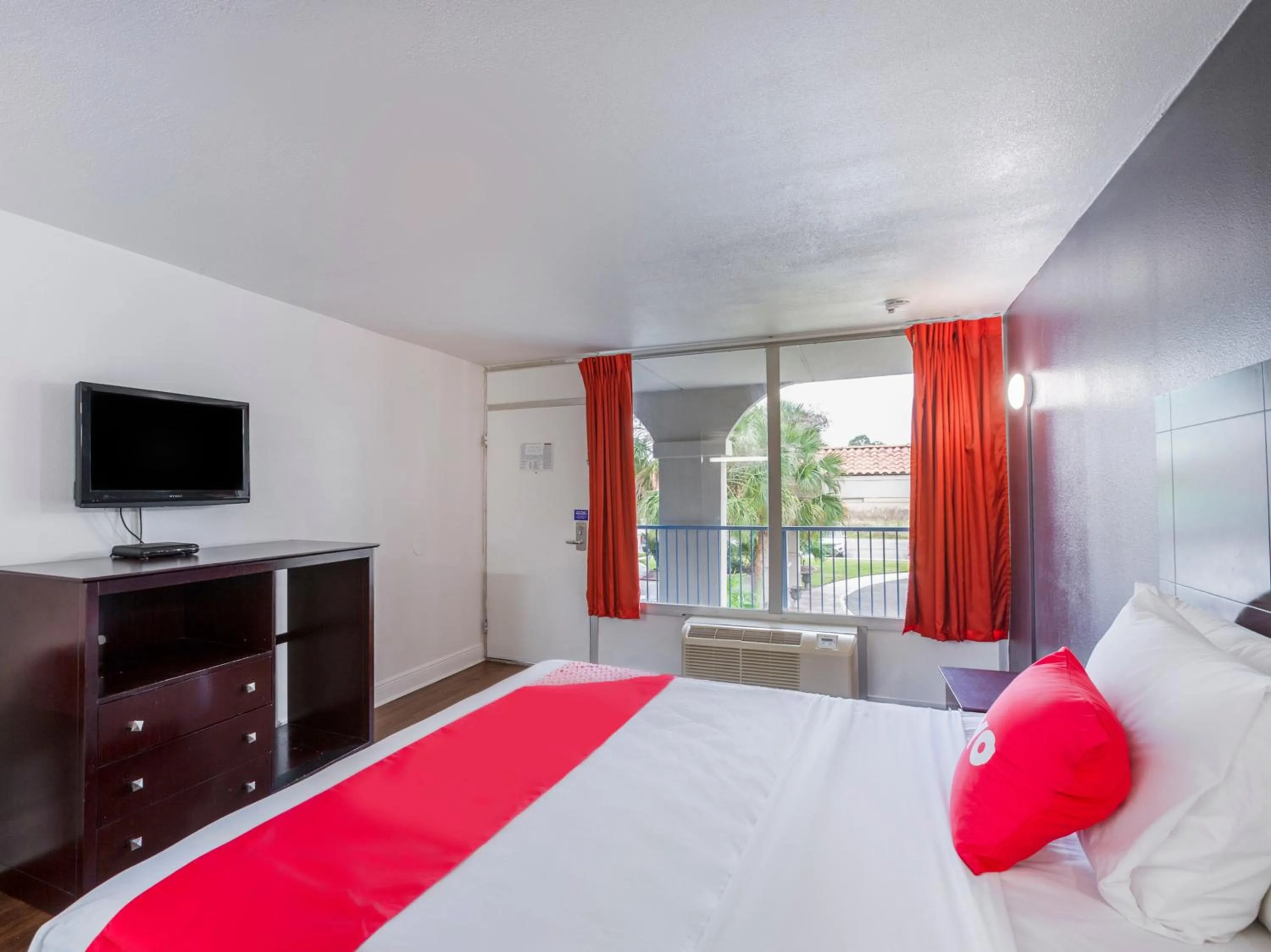 Bedroom in Travelodge by Wyndham Baton Rouge East