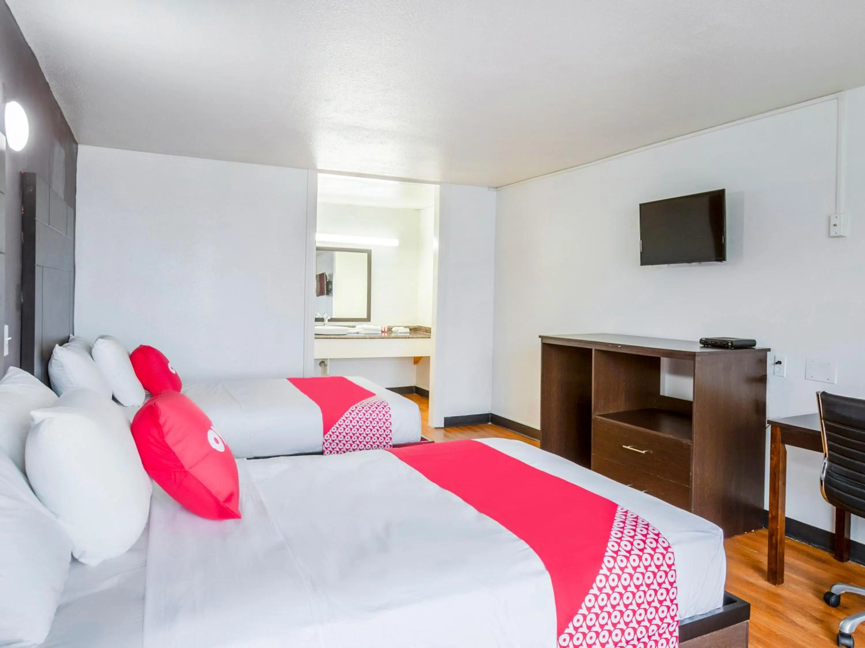 Bedroom in Travelodge by Wyndham Baton Rouge East