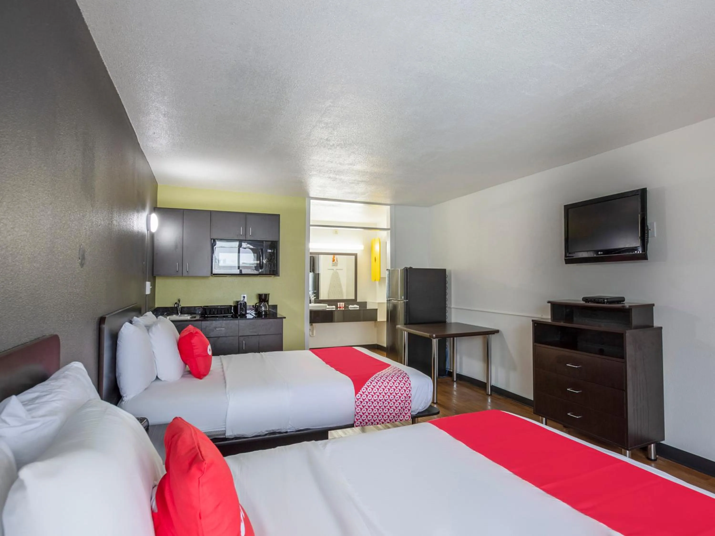 Bedroom, TV/Entertainment Center in Travelodge by Wyndham Baton Rouge East