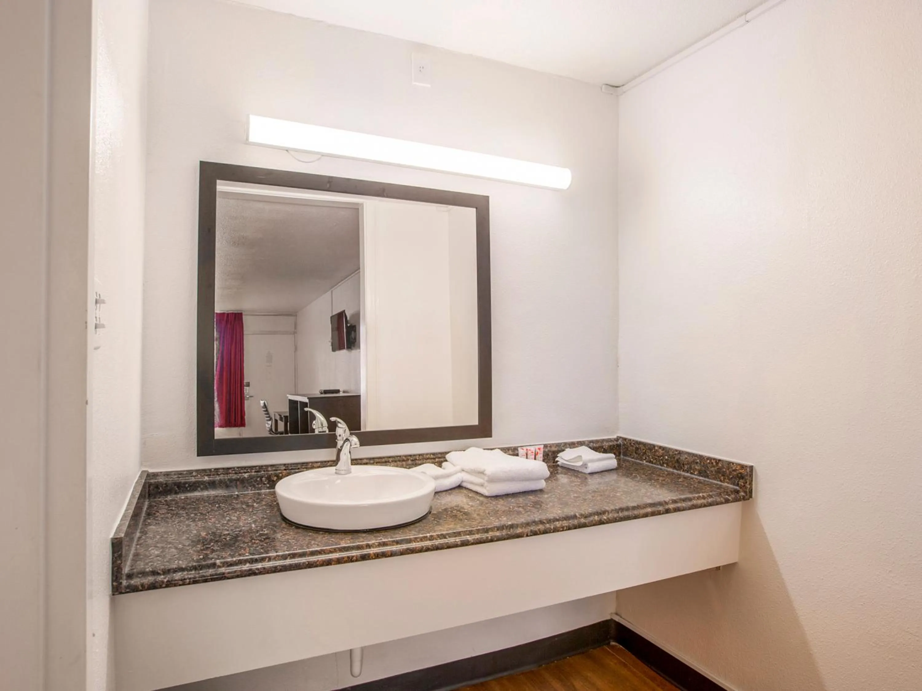 Bathroom in Travelodge by Wyndham Baton Rouge East