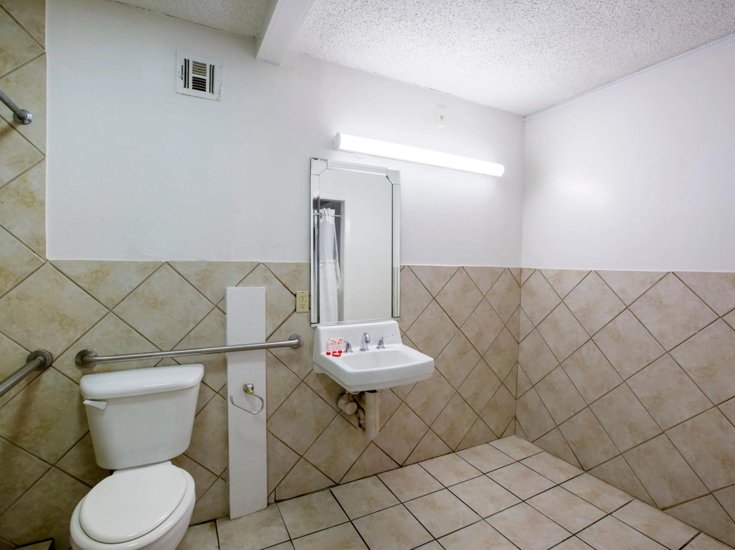 Bathroom in Travelodge by Wyndham Baton Rouge East