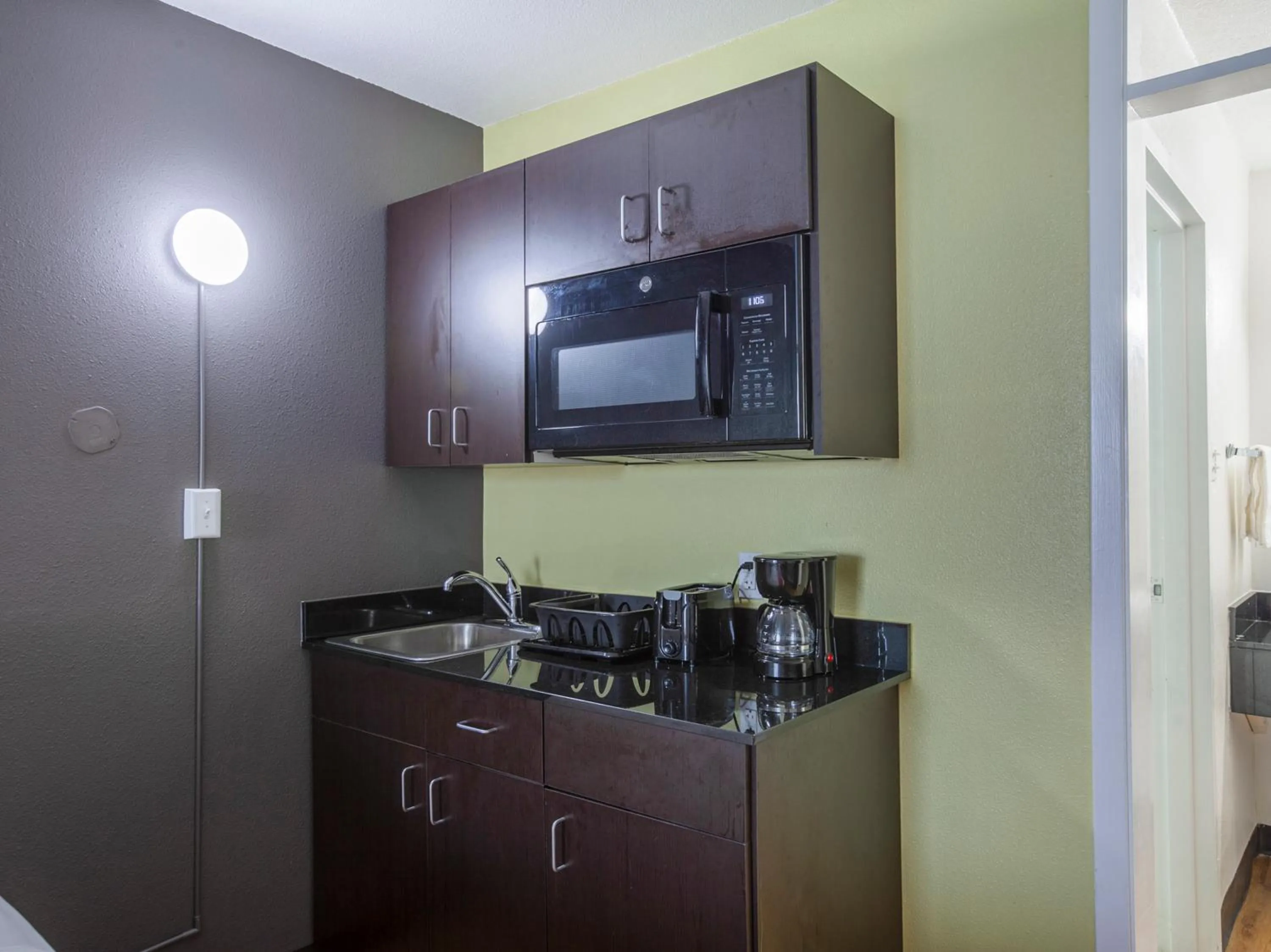 Coffee/tea facilities, Bathroom in Travelodge by Wyndham Baton Rouge East