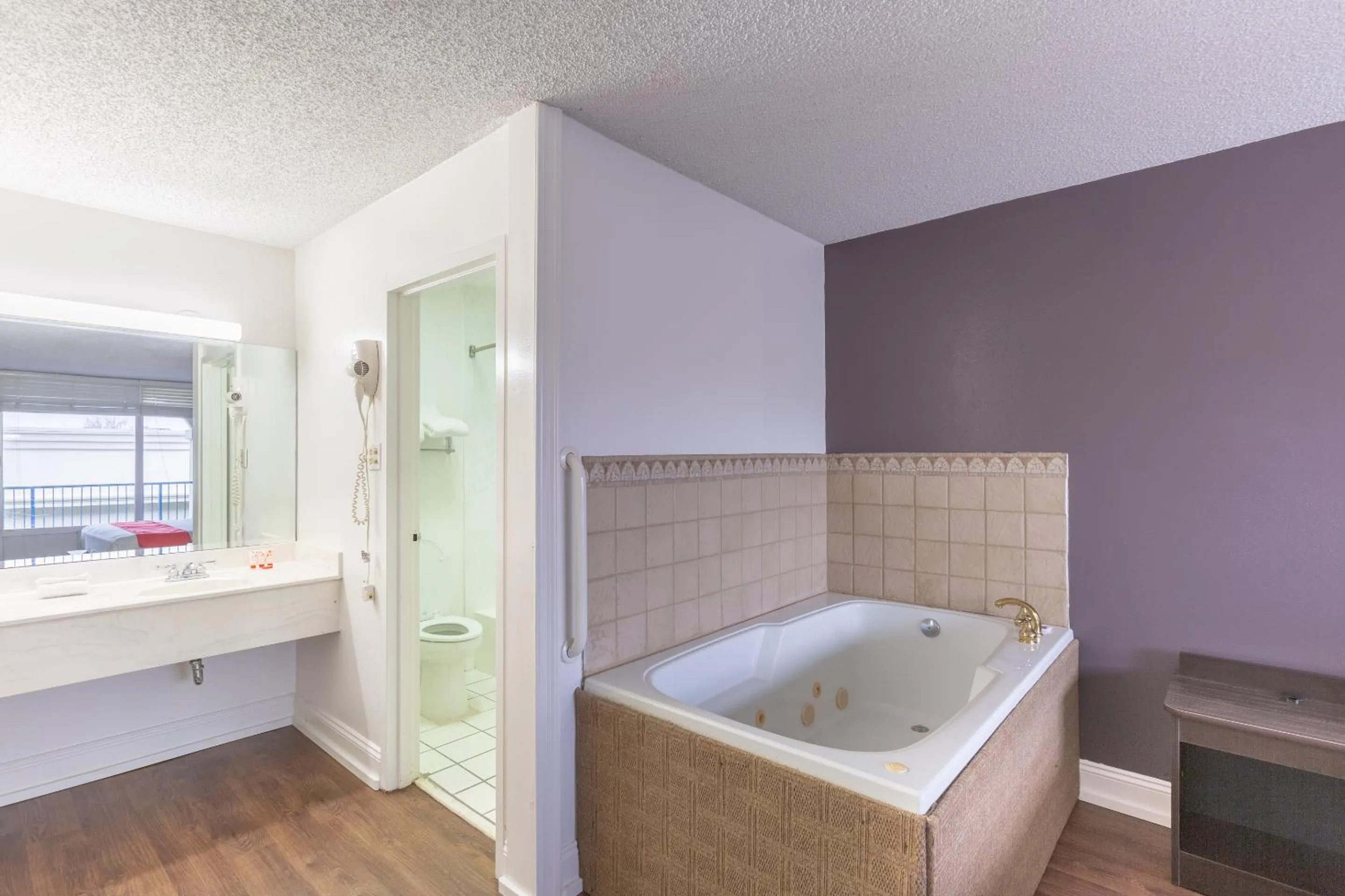 Bedroom, Bathroom in Travelodge by Wyndham Baton Rouge East