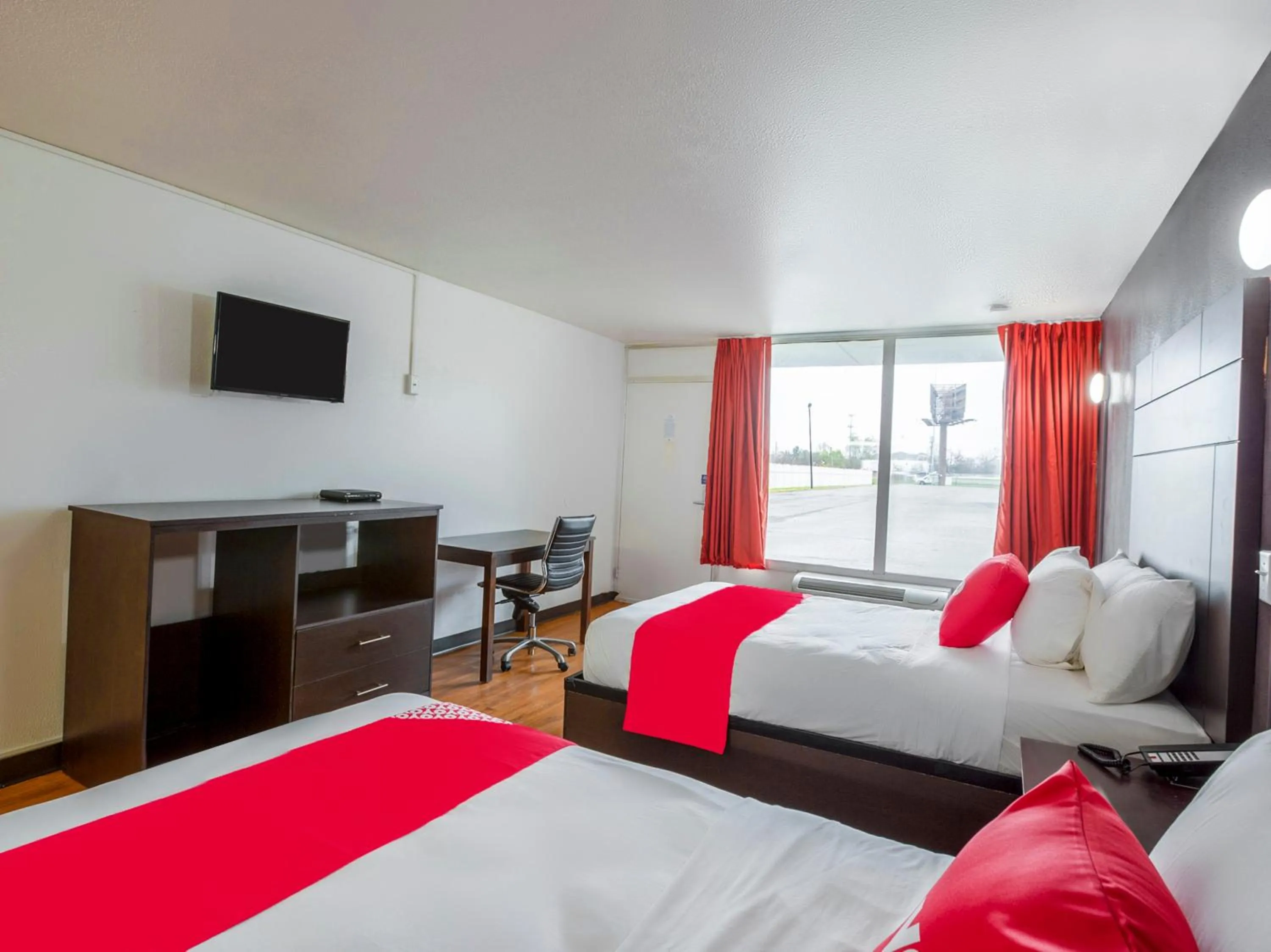 TV and multimedia in Travelodge by Wyndham Baton Rouge East