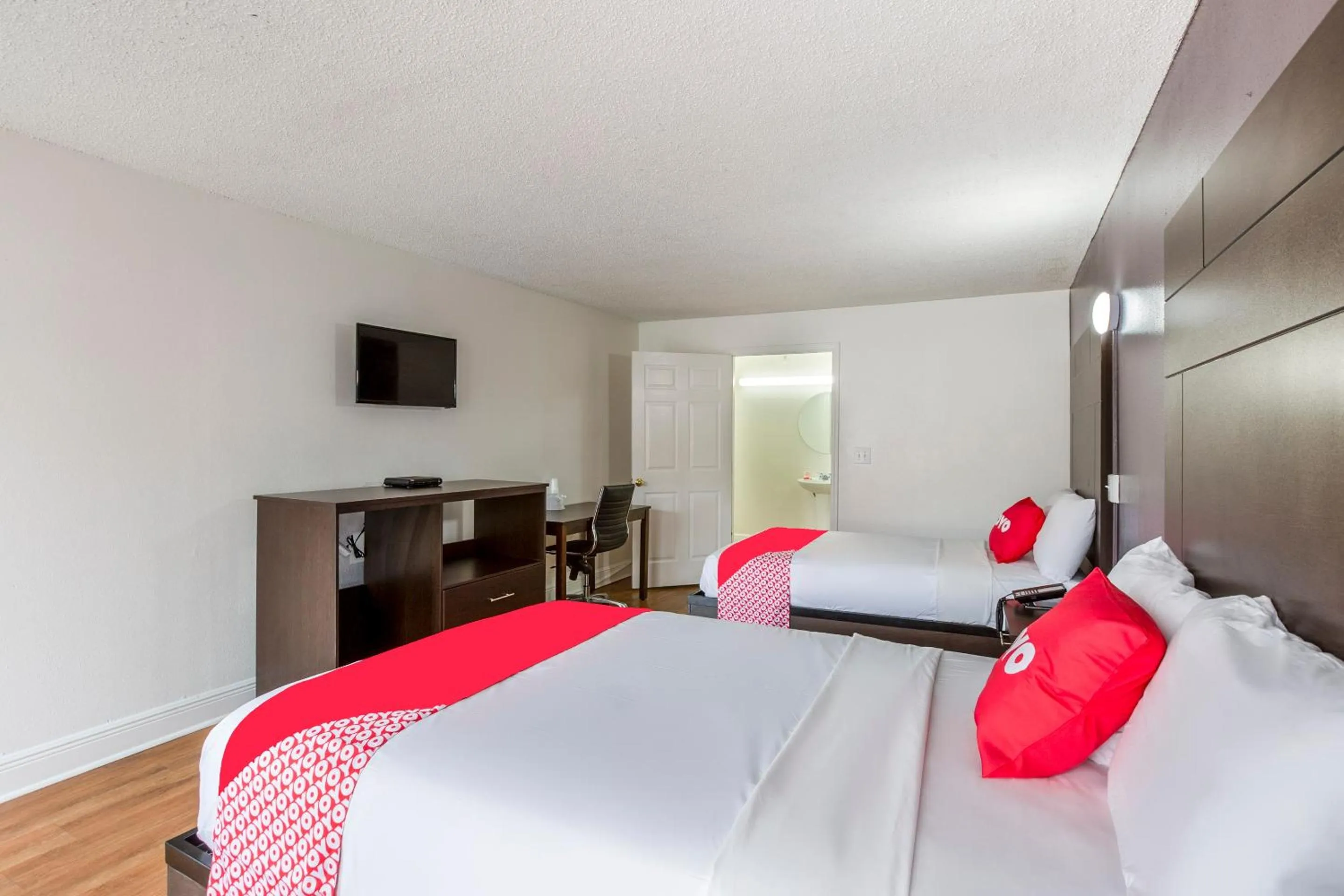 TV and multimedia in Travelodge by Wyndham Baton Rouge East
