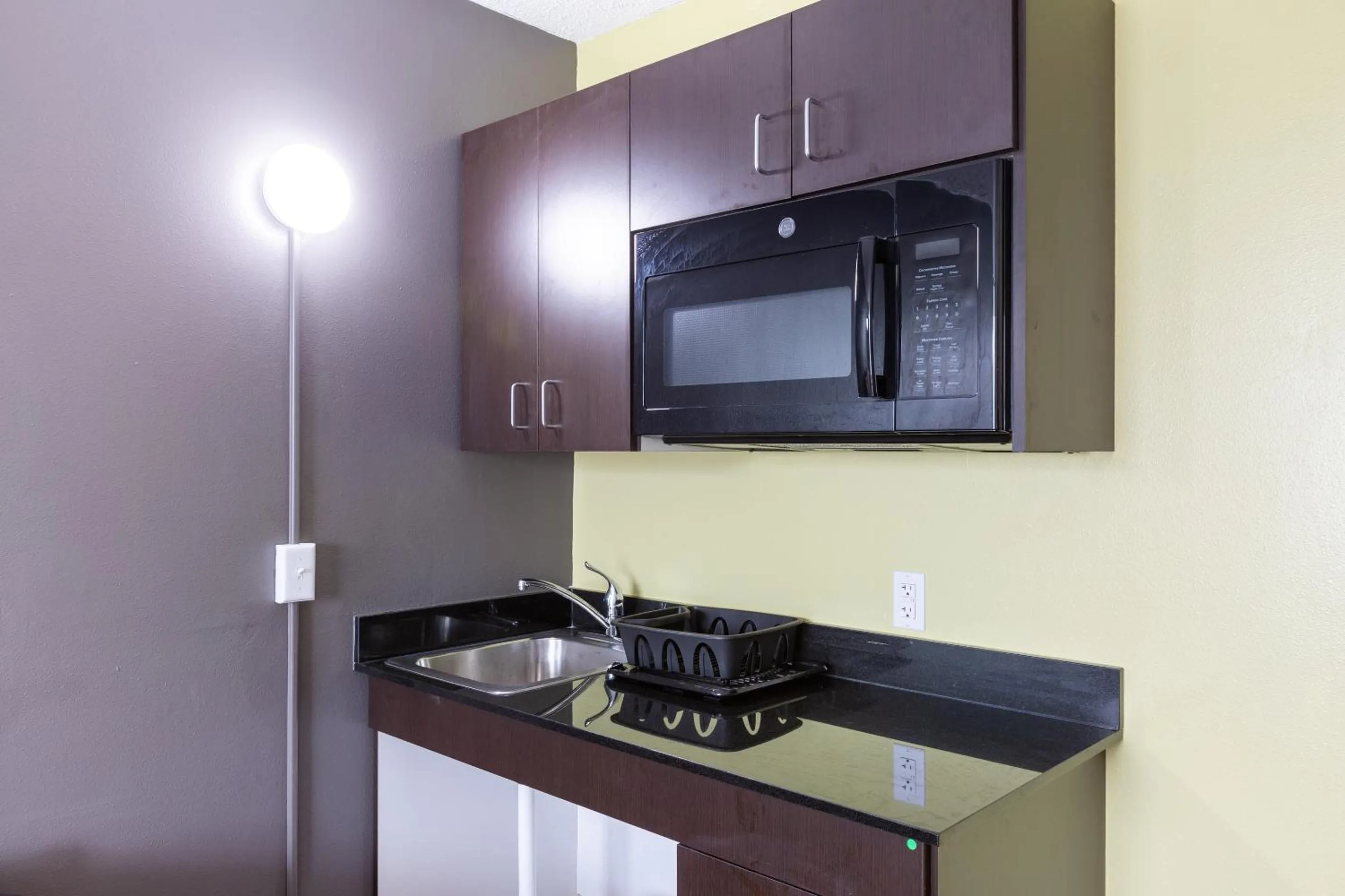 Coffee/tea facilities, Kitchen/Kitchenette in Travelodge by Wyndham Baton Rouge East