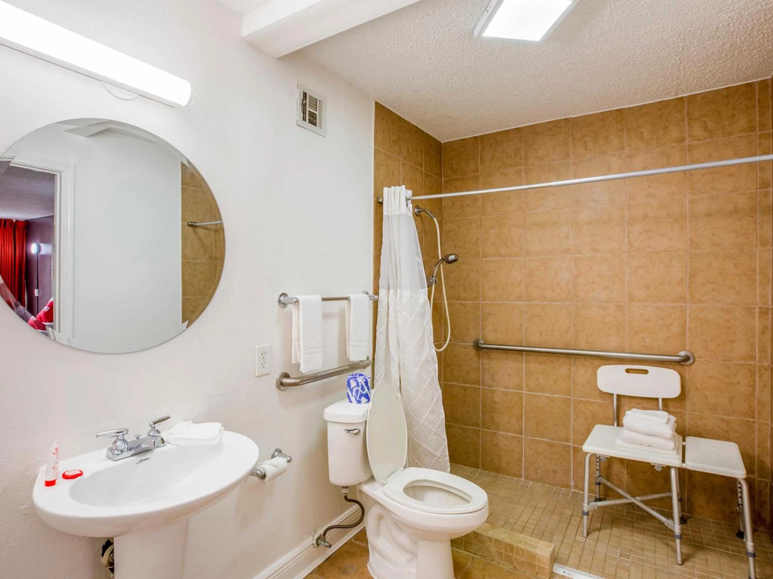 Bathroom in Travelodge by Wyndham Baton Rouge East