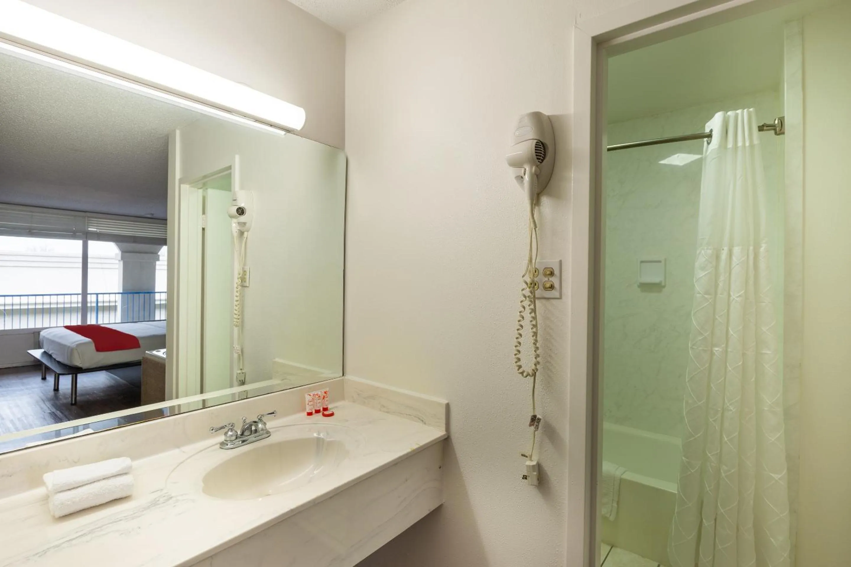 Bathroom in Travelodge by Wyndham Baton Rouge East