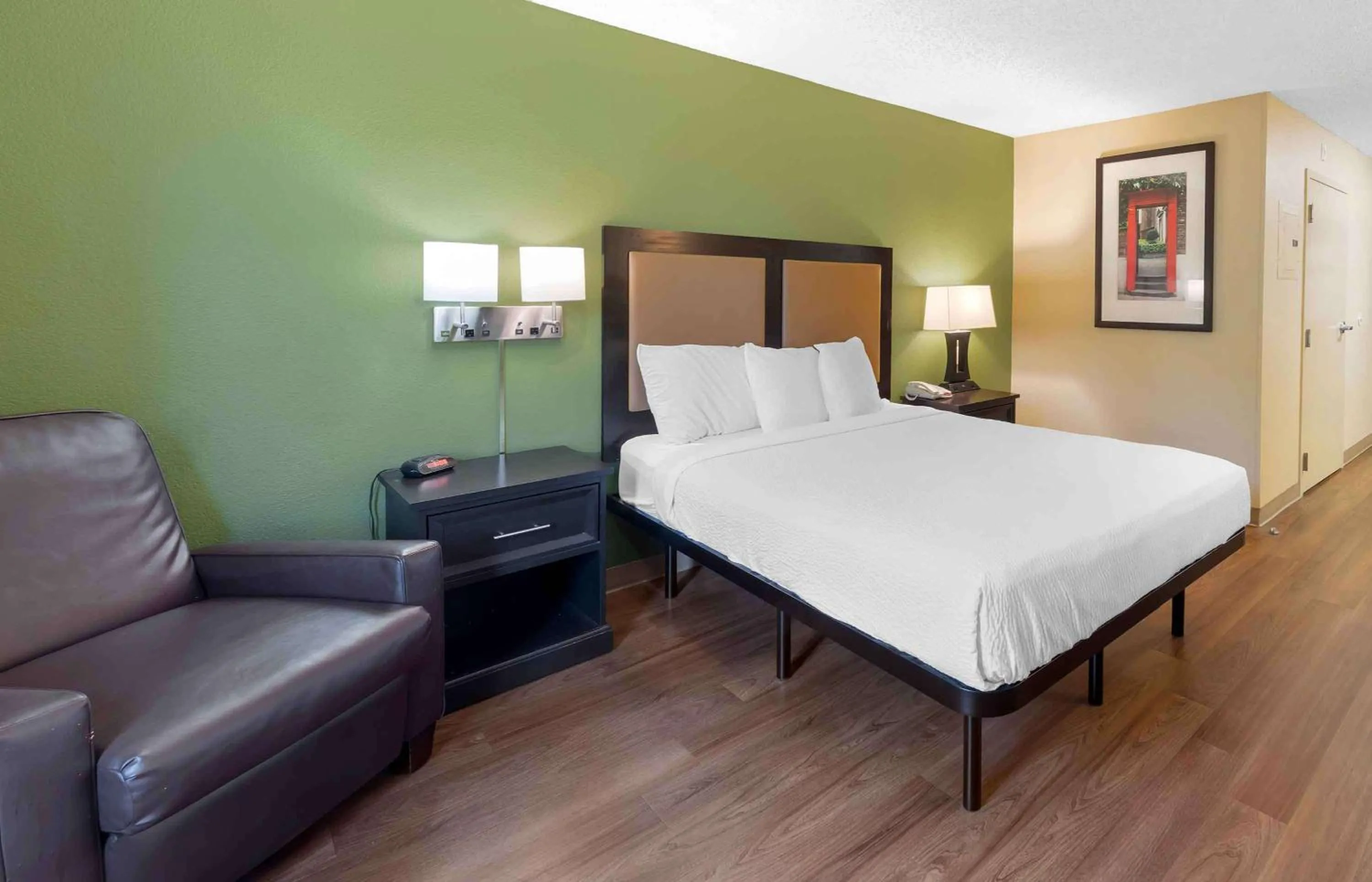 Bedroom, Bed in Extended Stay America Suites - Los Angeles - LAX Airport - El Segundo