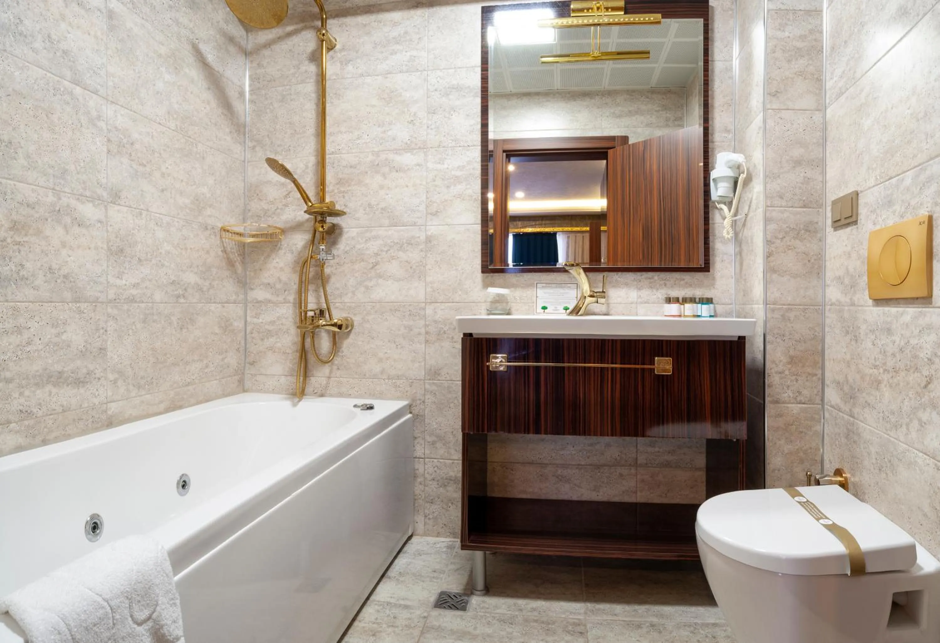 Shower in MARINN DELUXE HOTEL