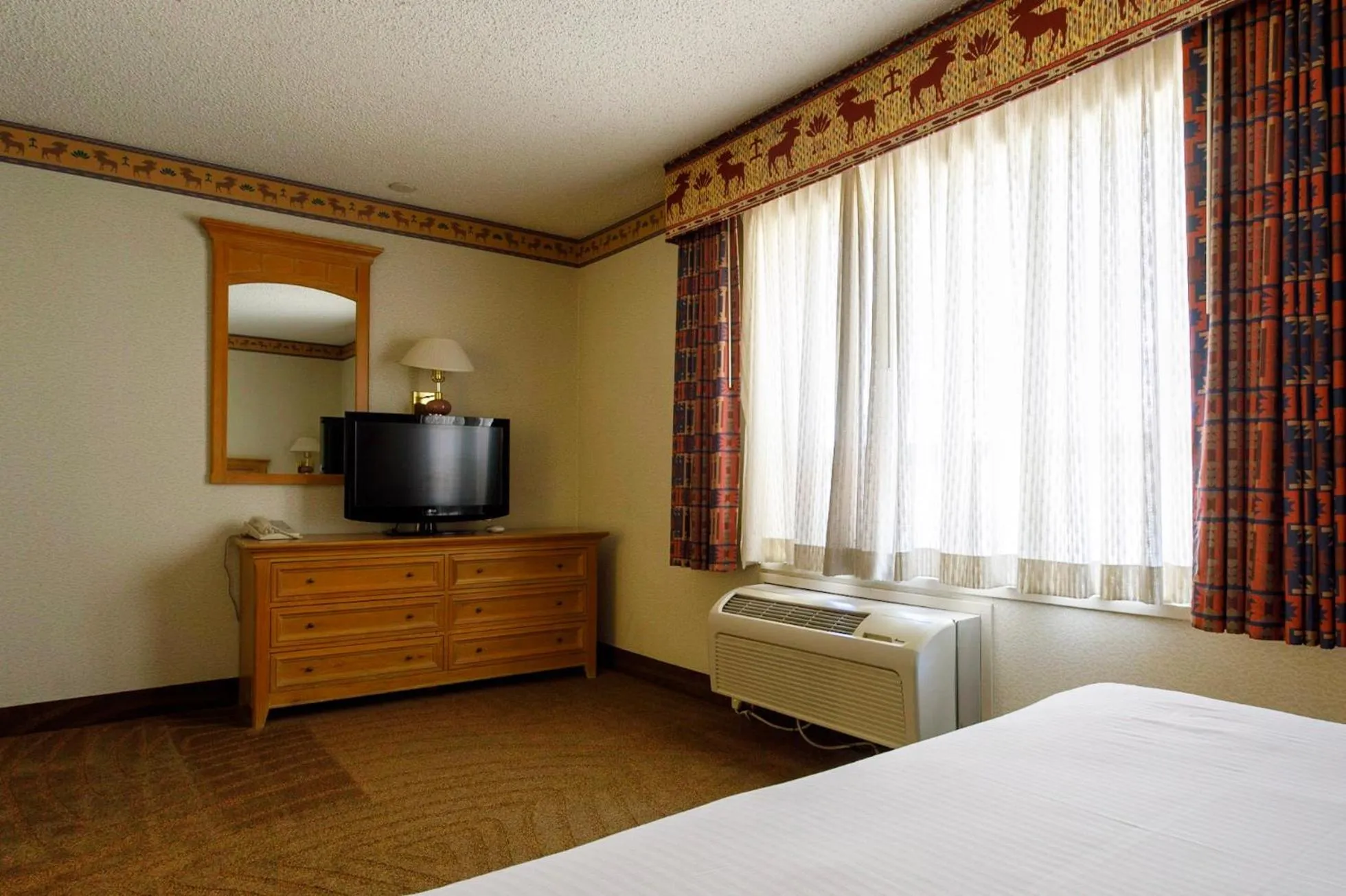 TV and multimedia, Bed in Gold Country Inn and Casino by Red Lion Hotels