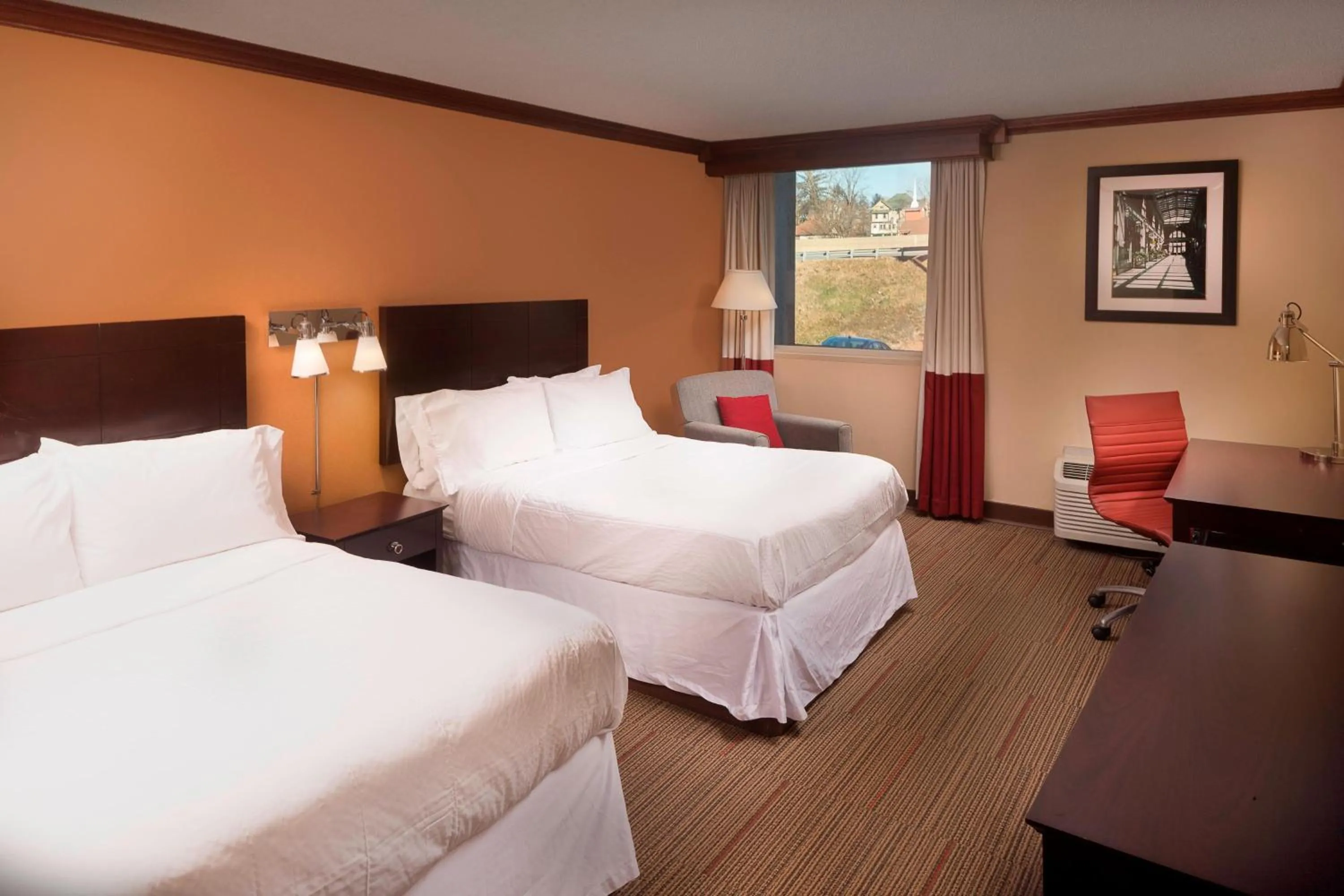 Photo of the whole room, Bed in Four Points by Sheraton Asheville Downtown