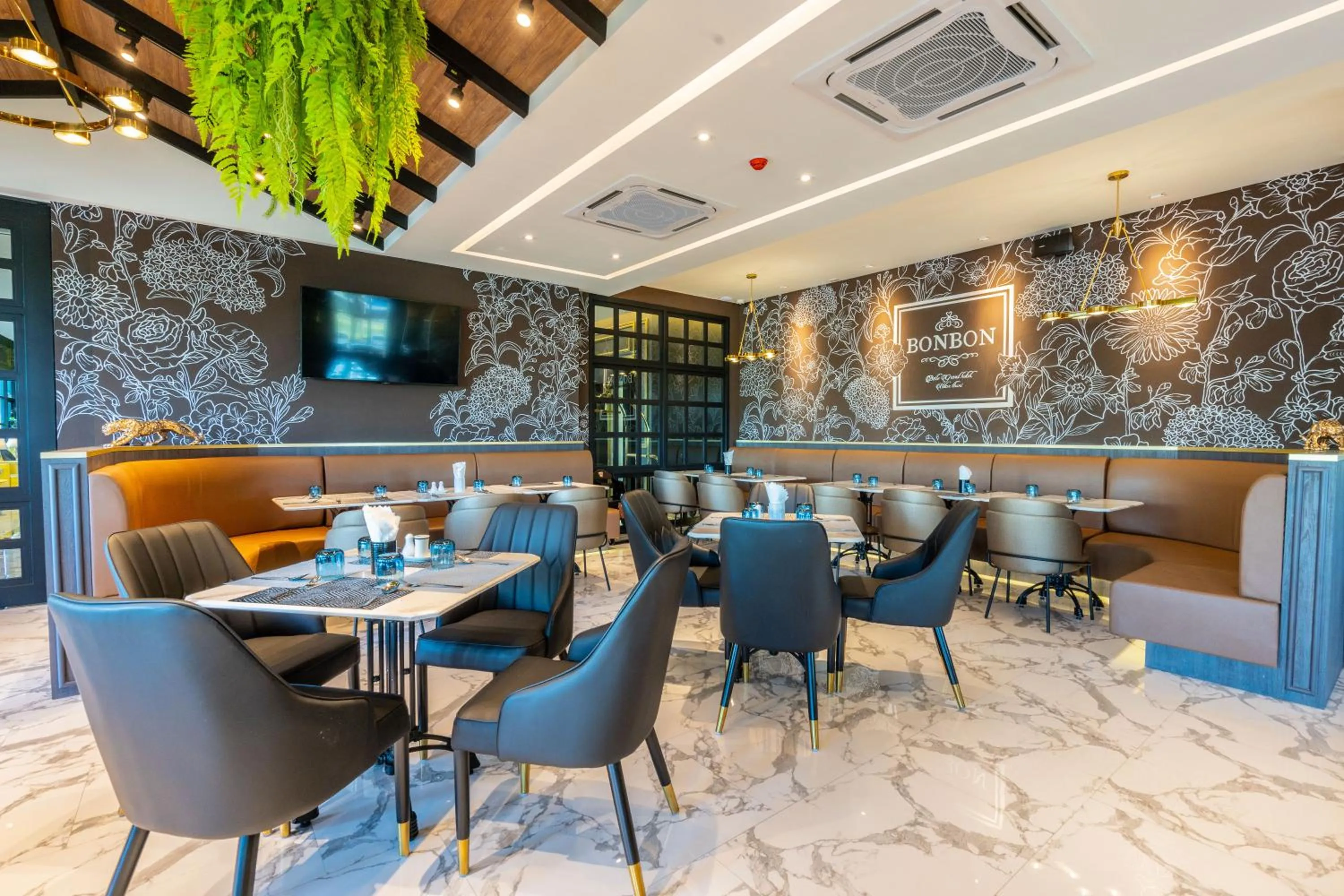 Restaurant/places to eat in Belle Grand Hotel