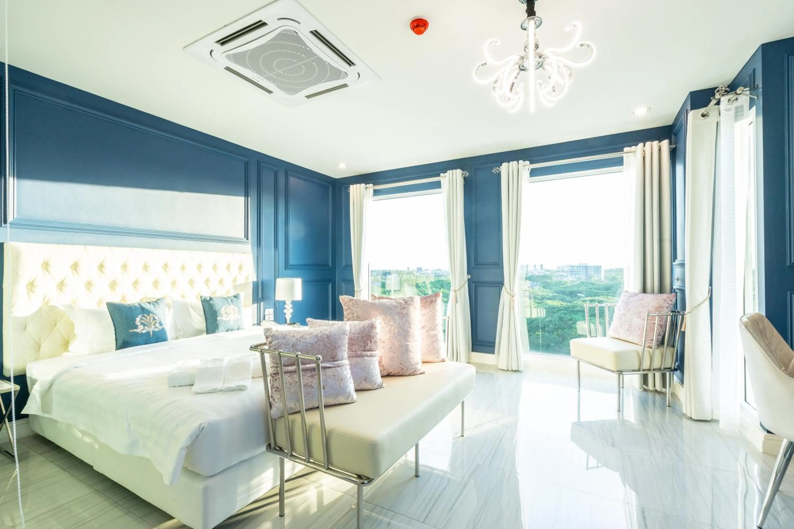 Photo of the whole room, Bed in Belle Grand Hotel