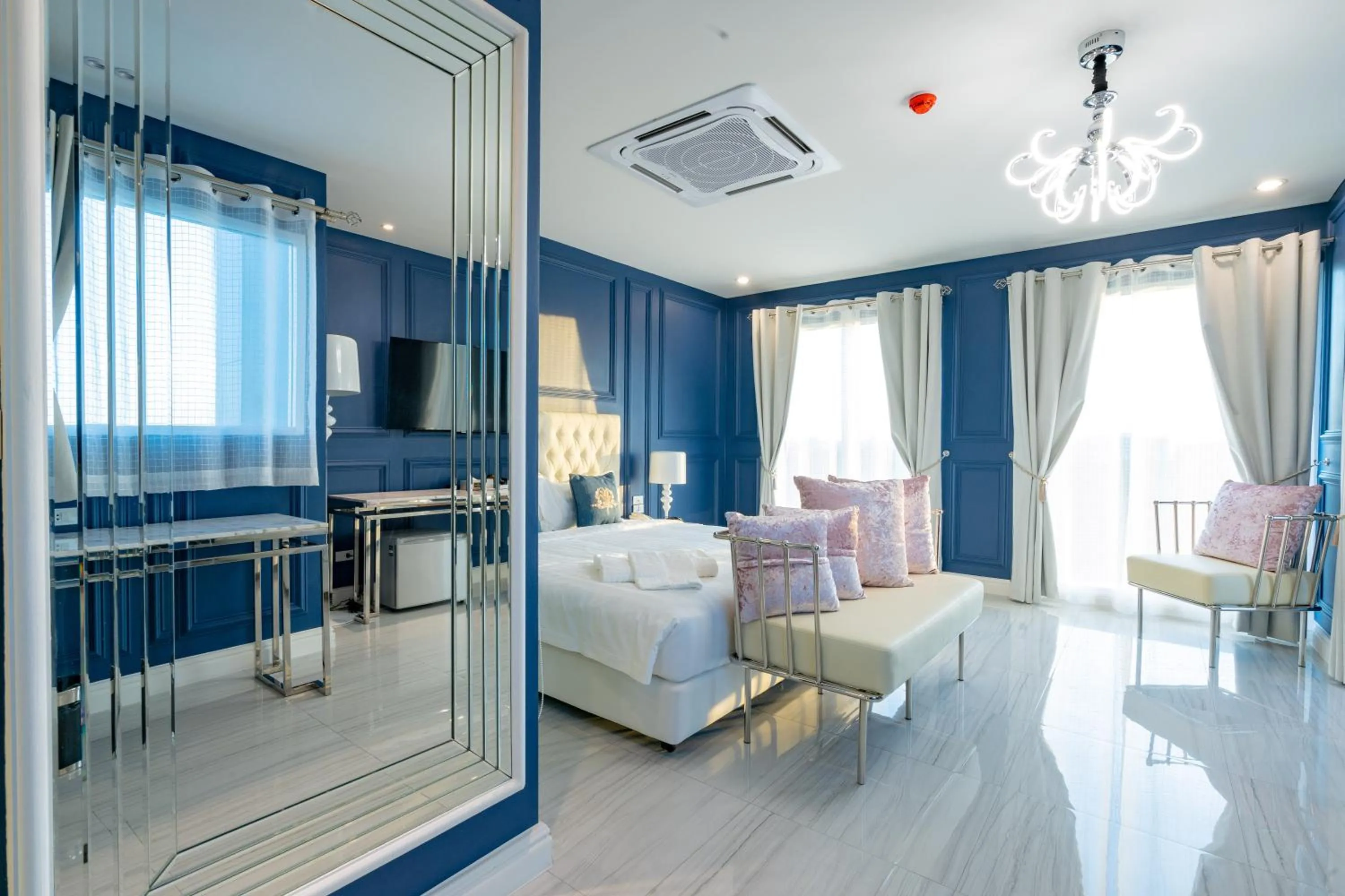 Living room, Bed in Belle Grand Hotel