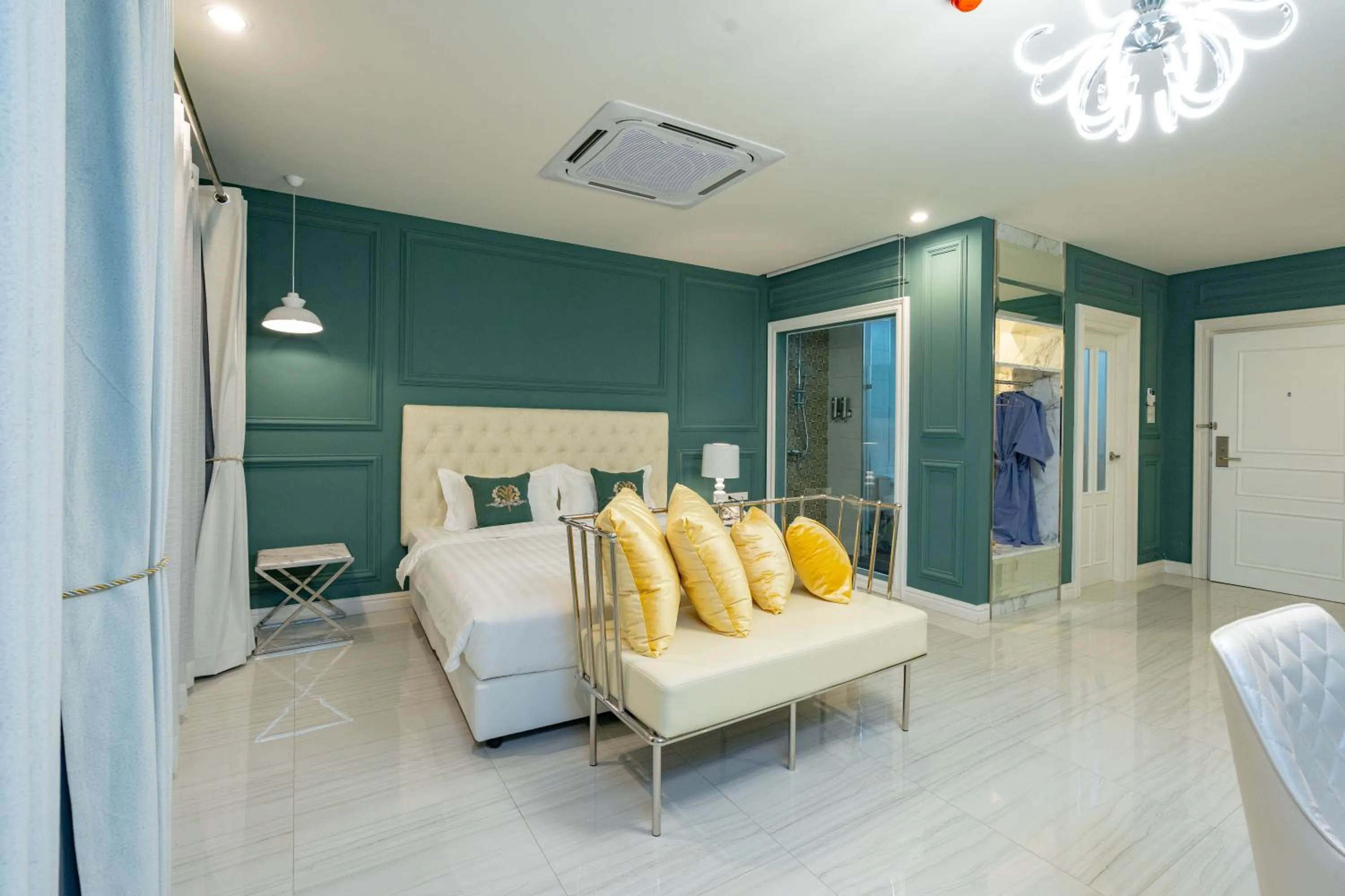 Bedroom, Bed in Belle Grand Hotel