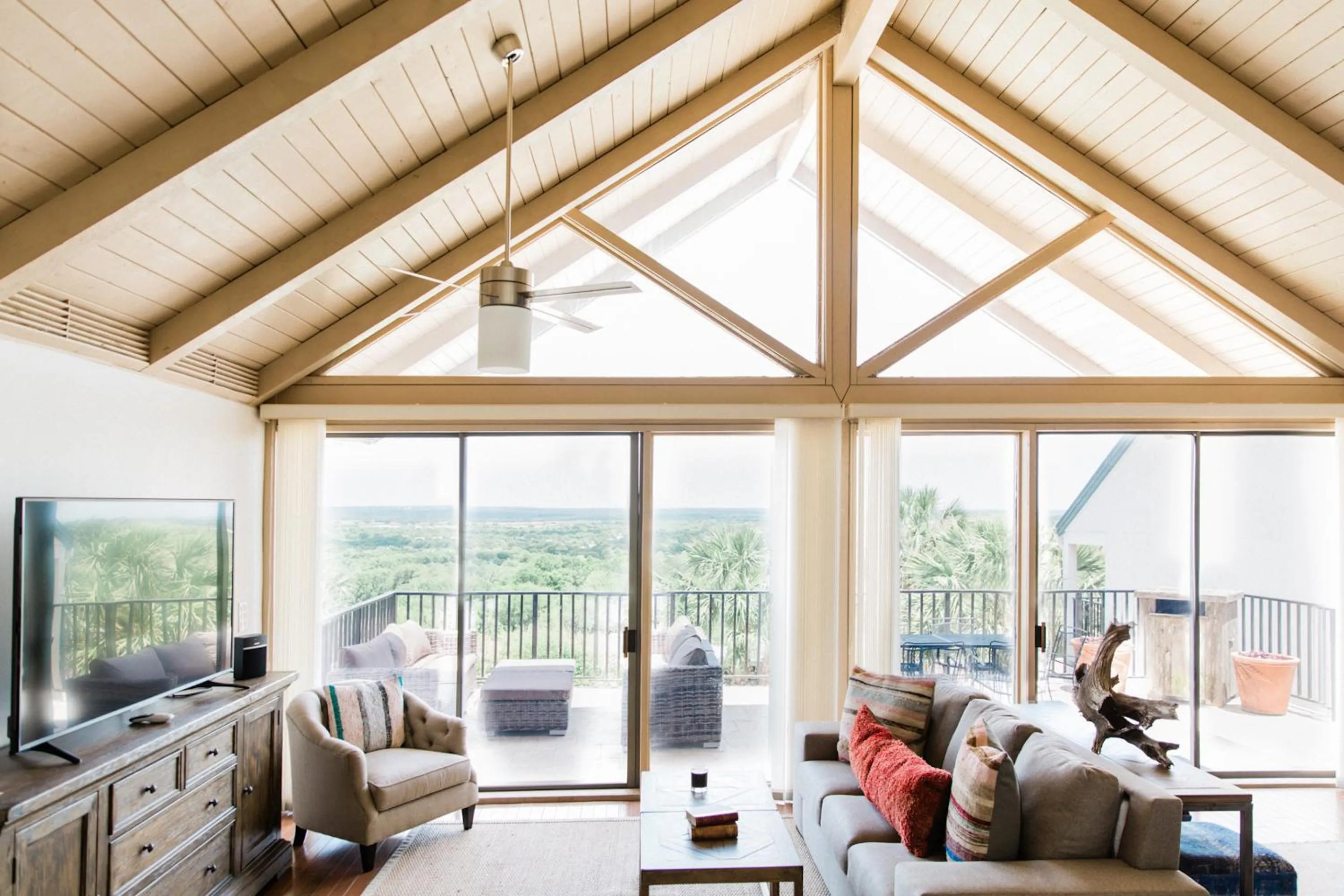 Communal lounge/ TV room in Hillside Boutique Hotel