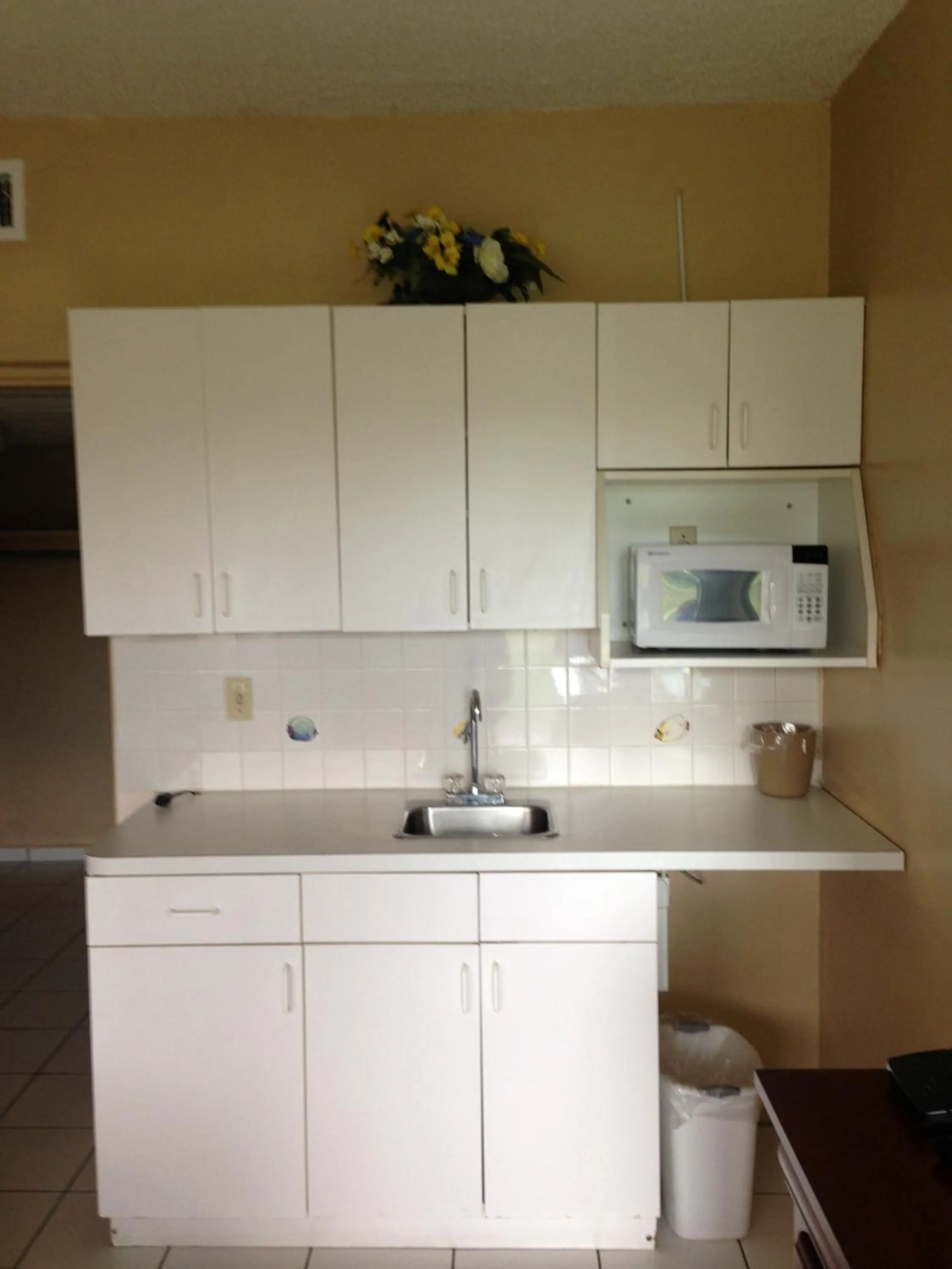 Kitchen or kitchenette in Knights Inn Hallandale