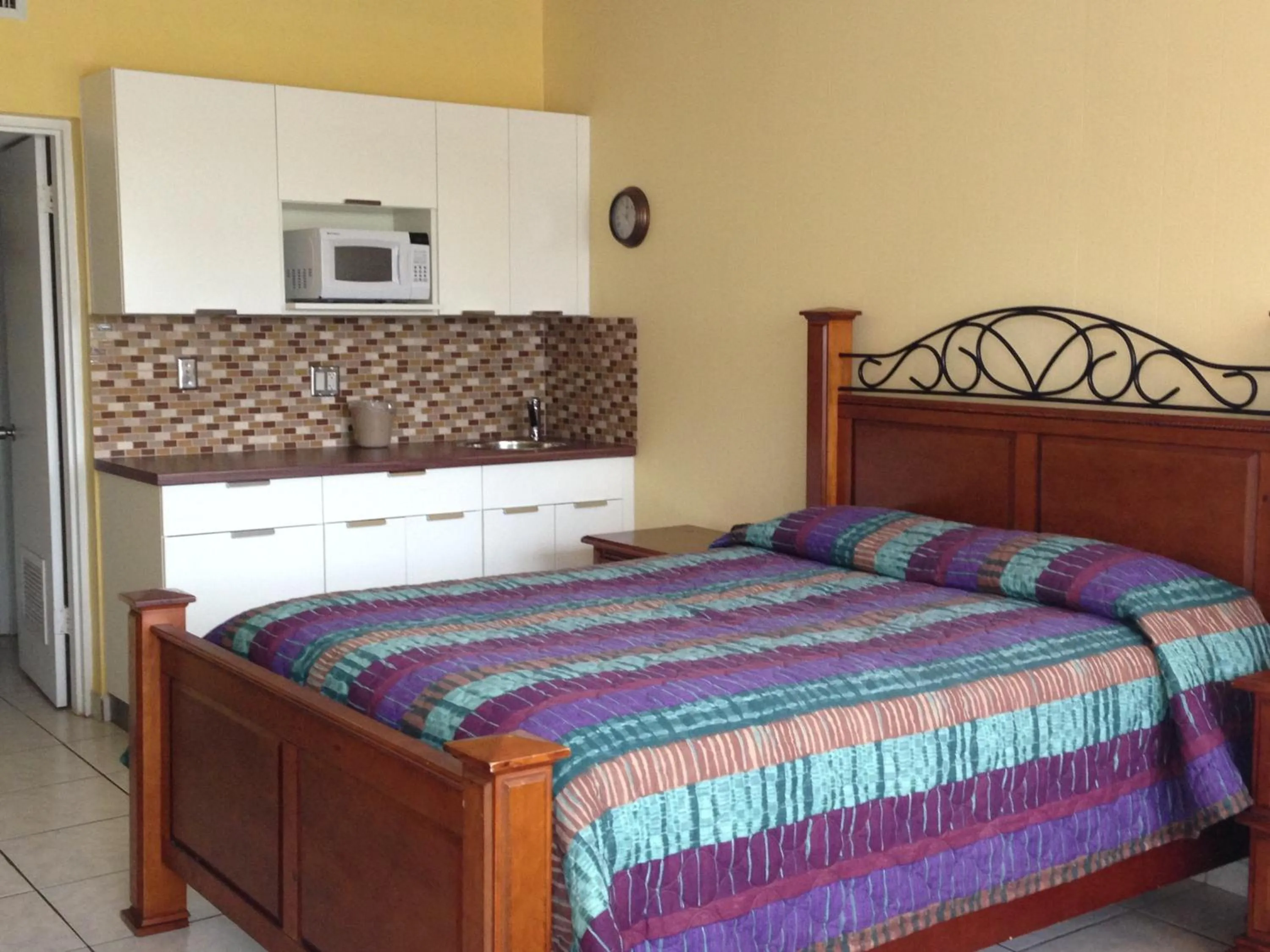 Bed in Knights Inn Hallandale