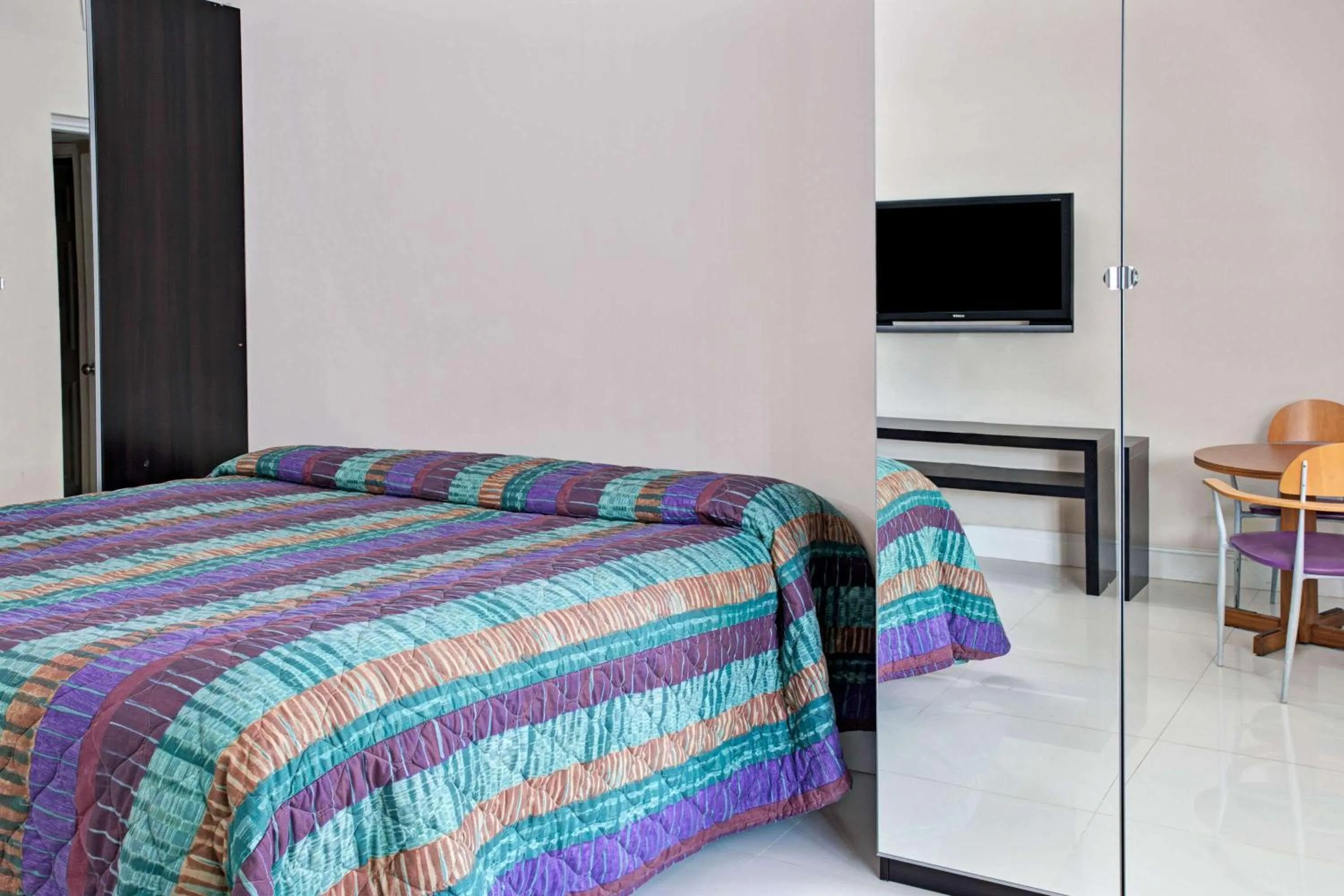 Photo of the whole room, Bed in Knights Inn Hallandale