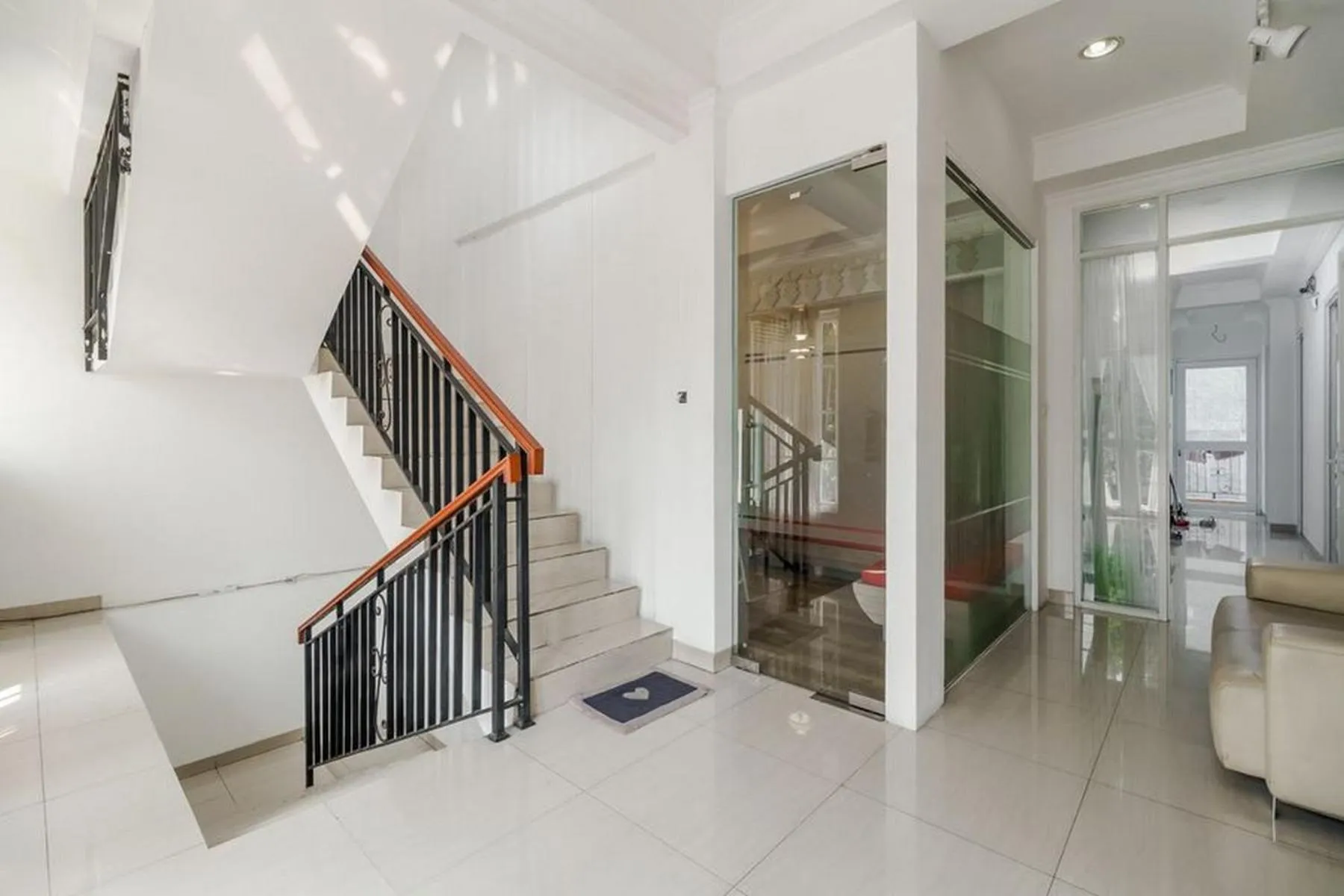 Balcony/Terrace in RedDoorz Syariah Plus near Pancoran 2