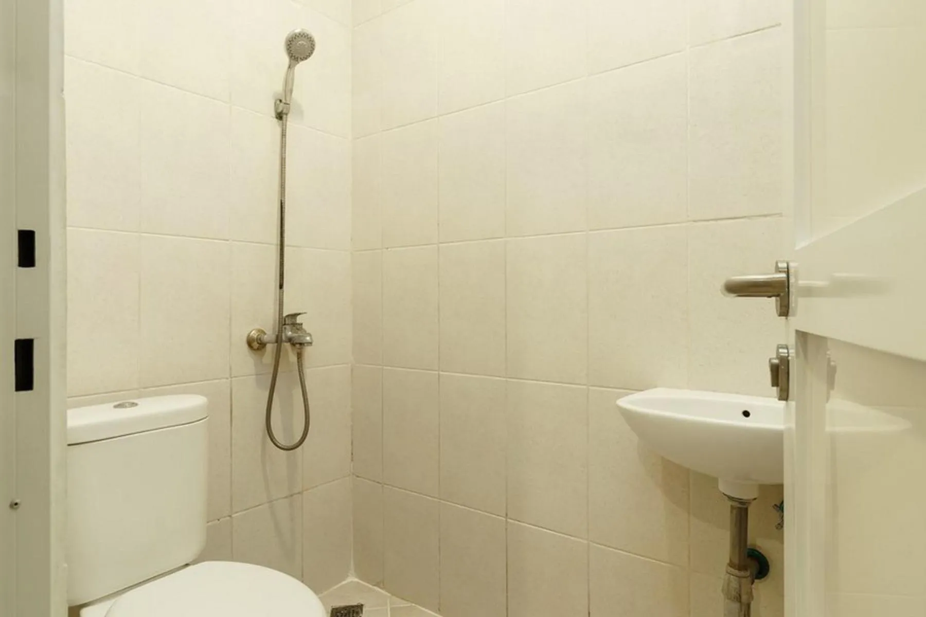 Bathroom in RedDoorz Syariah Plus near Pancoran 2