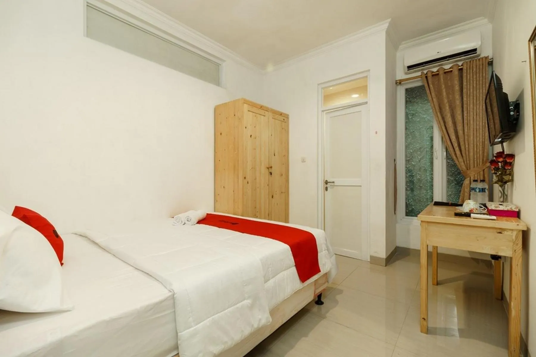 Bedroom, Bed in RedDoorz Syariah Plus near Pancoran 2